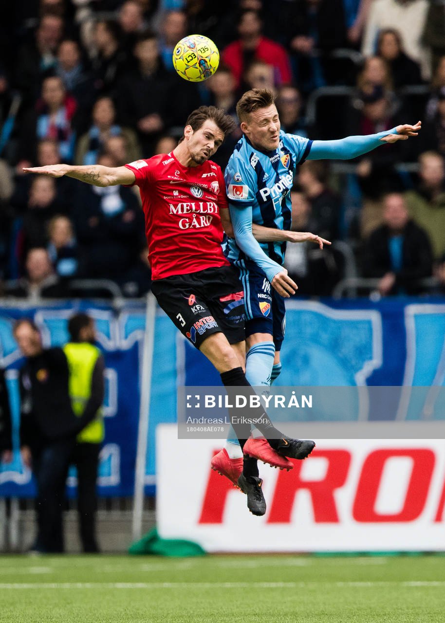 Trelleborgs Sebastian Ohlsson i en nickduell med