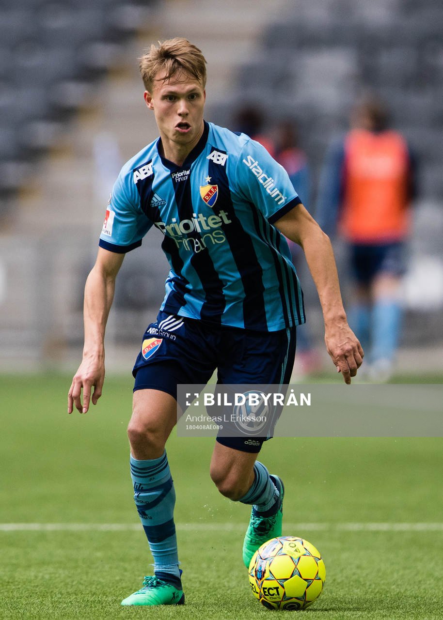 Djurgårdens Jonathan Augustinsson med bollen