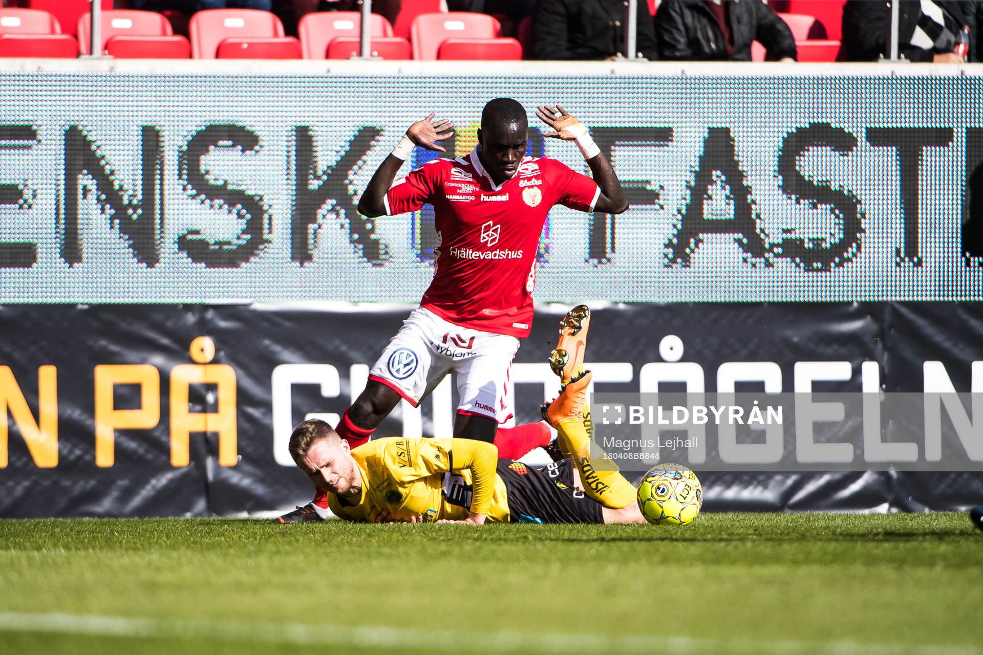 Kalmars Papa Alioune Diouf  och Elfsborgs Adam Lundqvist