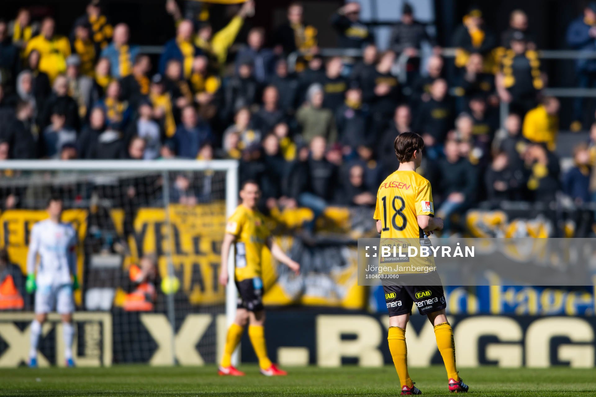 Elfsborgs Simon Olsson med supportrarna i bakgrunden
