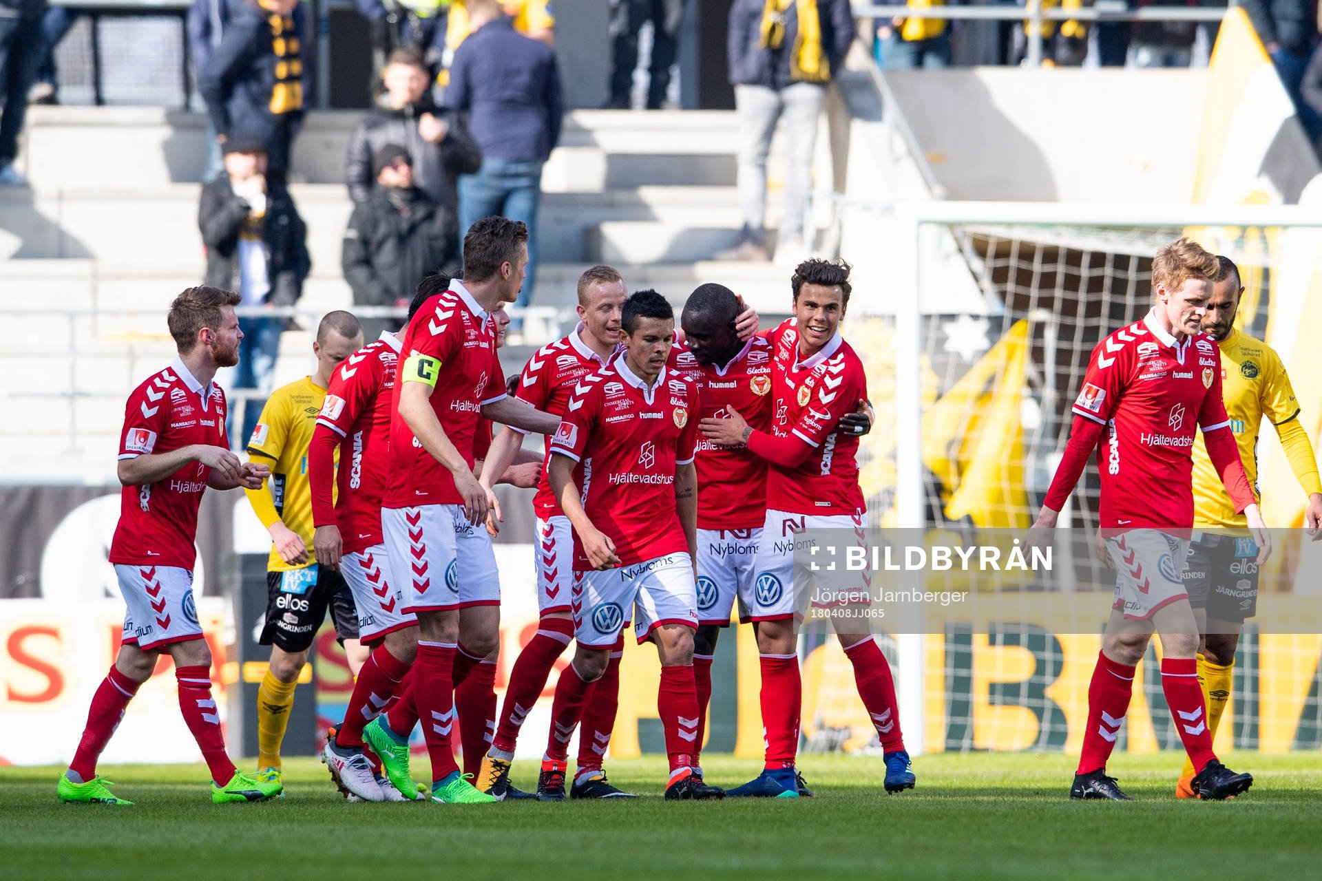 Kalmars Papa Alioune Diouf klappas om av lagkamraterna efter att gjort 1-0 under fotbollsmatchen i Allsvenskan mellan Kalmar och Elfsborg den 8 april 2018 i Kalmar.