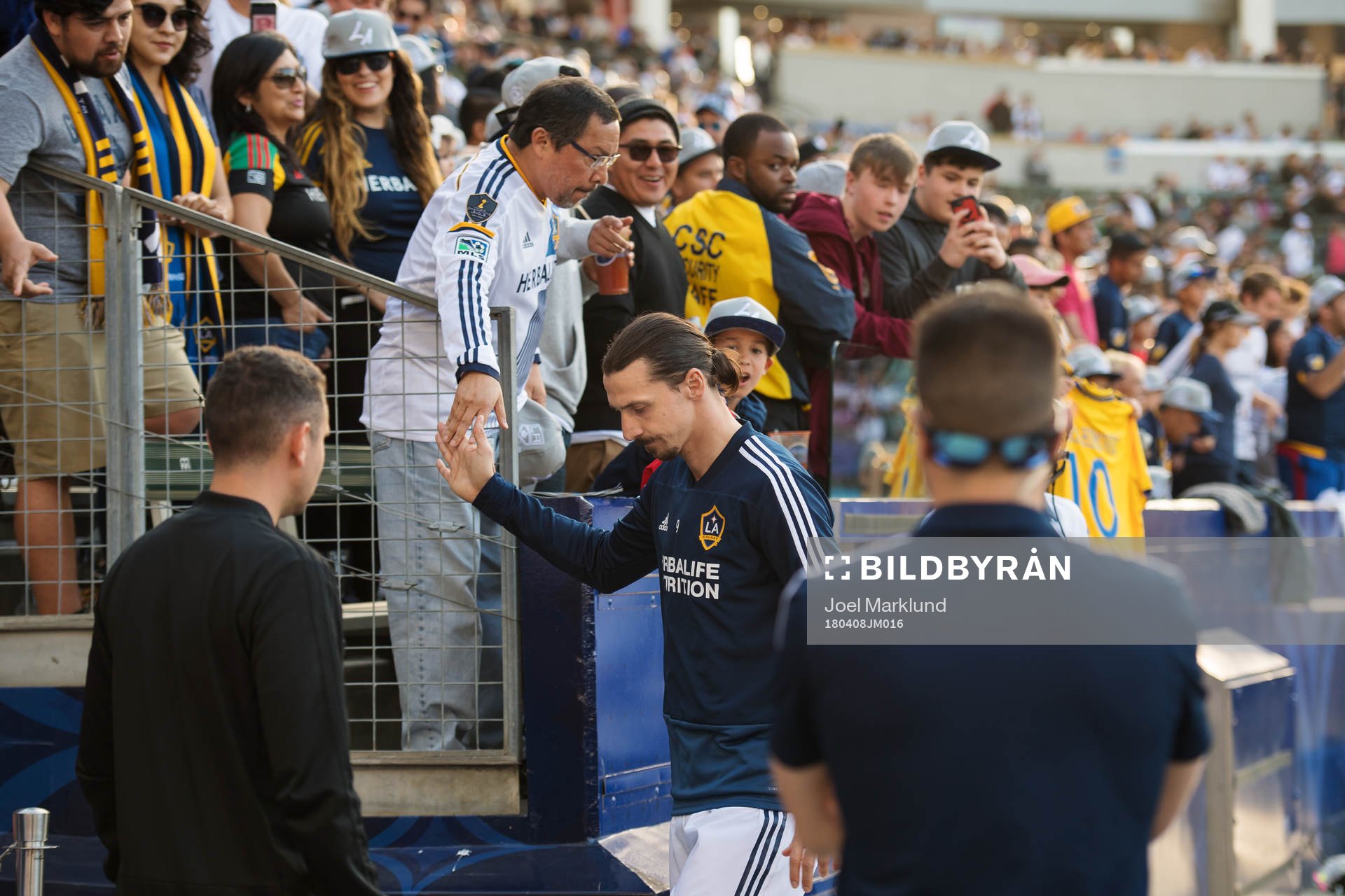LA Galaxys Zlatan Ibrahimovic hälsar på ett fan