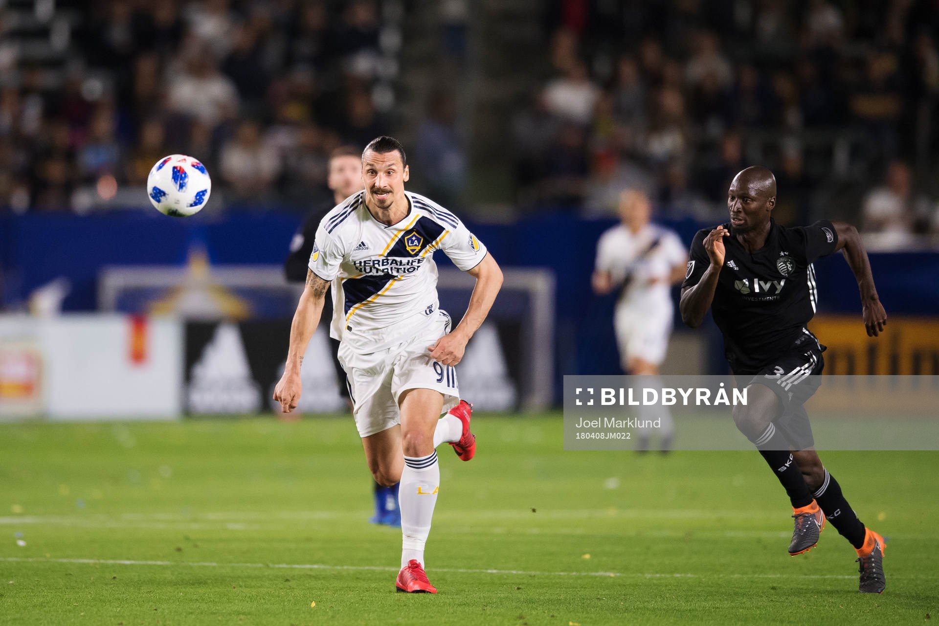 LA Galaxys Zlatan Ibrahimovic och Kansas Ike Opara under fotbollsmatchen i MLS mellan LA Galaxy och Sporting Kansas City den 8 april 2018 i Los Angeles.