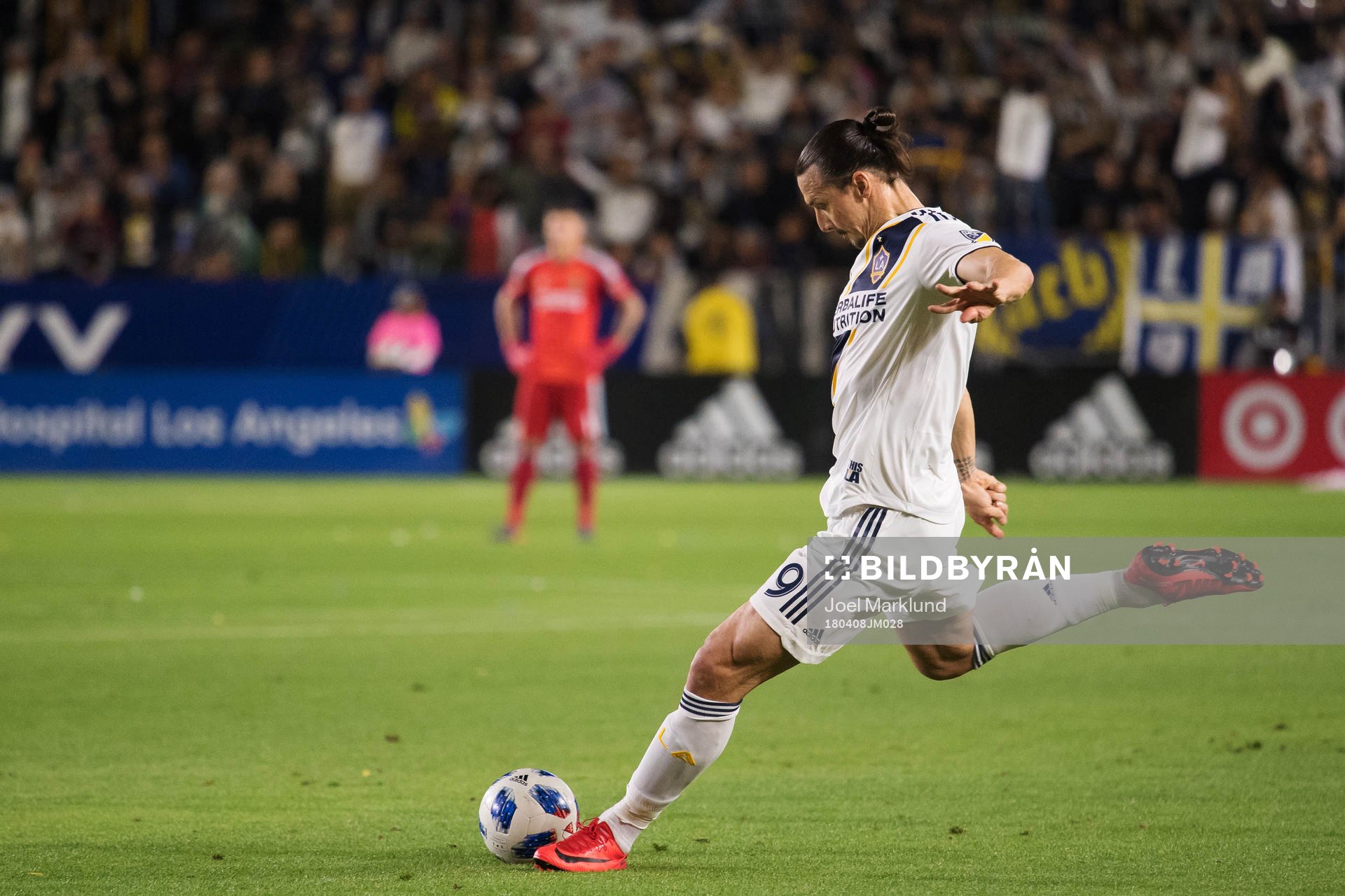 LA Galaxys Zlatan Ibrahimovic skjuter en frispark under fotbollsmatchen i MLS mellan LA Galaxy och Sporting Kansas City den 8 april 2018 i Los Angeles.