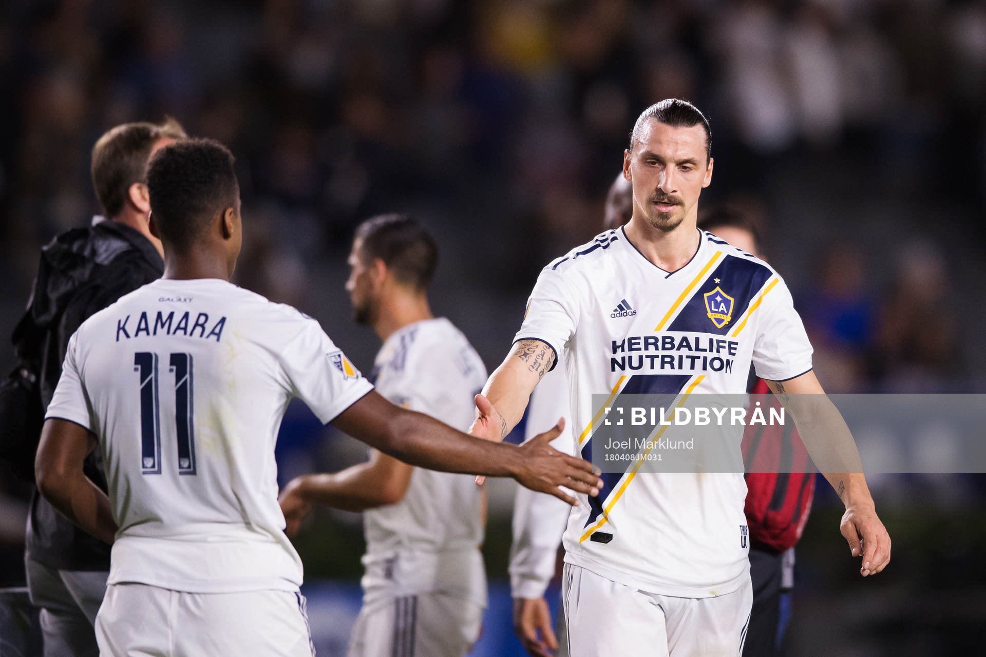 LA Galaxys Ola Kamara och Zlatan Ibrahimovic under fotbollsmatchen i MLS mellan LA Galaxy och Sporting Kansas City den 8 april 2018 i Los Angeles.