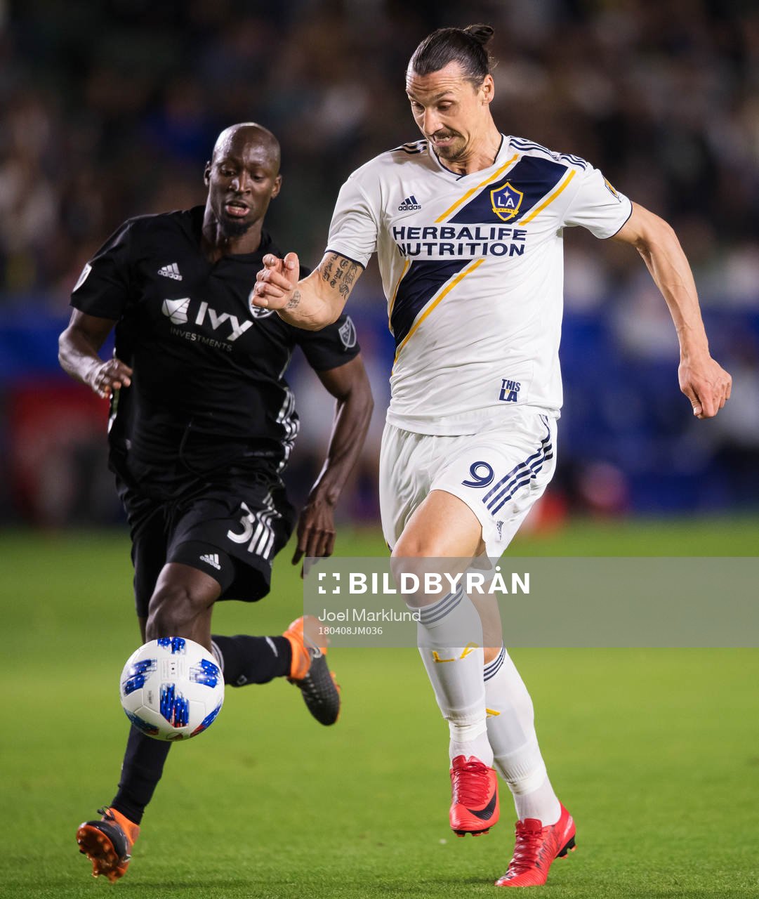 Kansas Ike Opara och LA Galaxys Zlatan Ibrahimovic under fotbollsmatchen i MLS mellan LA Galaxy och Sporting Kansas City den 8 april 2018 i Los Angeles.