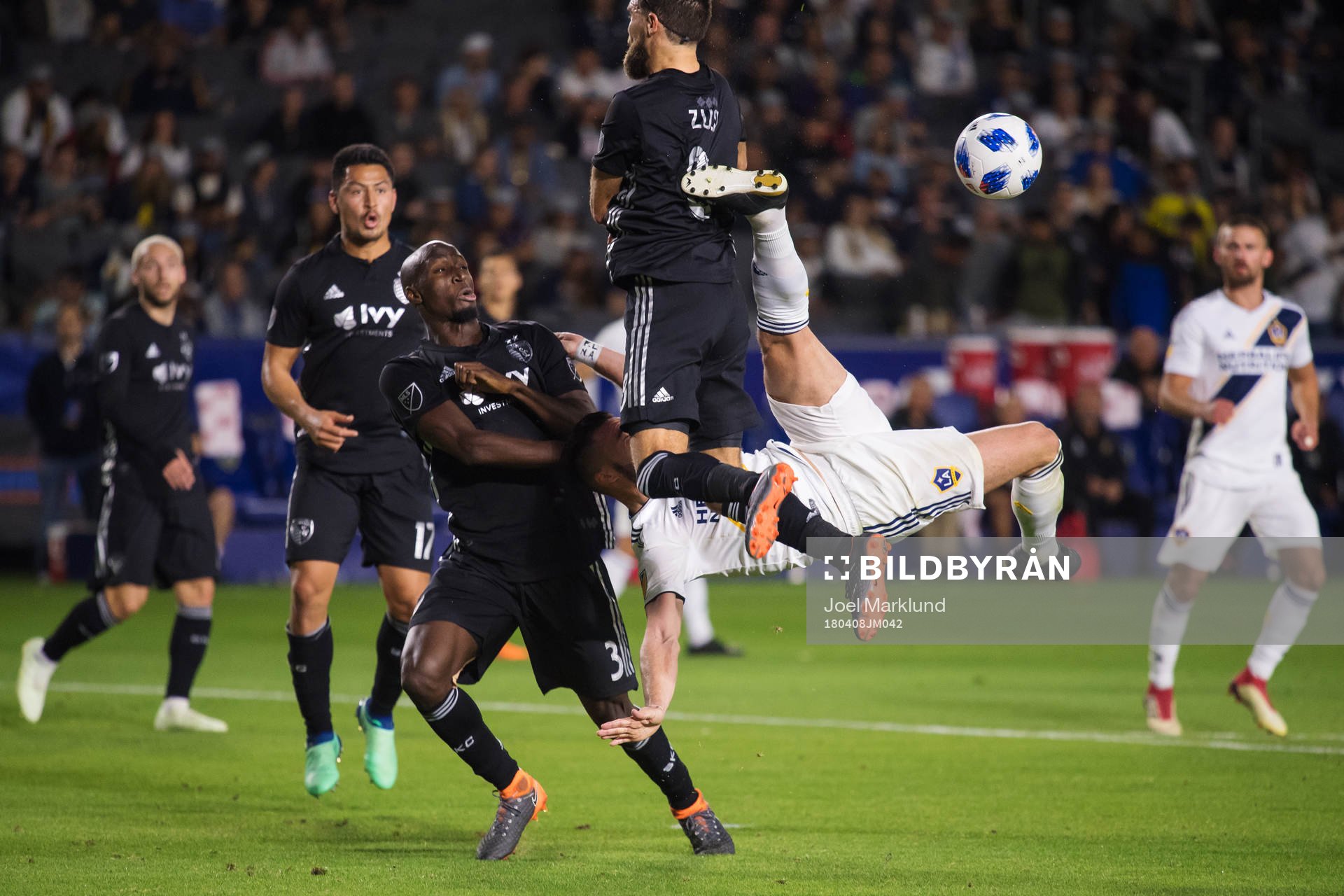 LA Galaxys Romain Alessandrini utmanar Kansas Ike Opara och Graham Zusi när han försöker sig på en bicykleta under fotbollsmatchen i MLS mellan LA Galaxy och Sporting Kansas City den 8 april 2018 i Los Angeles.