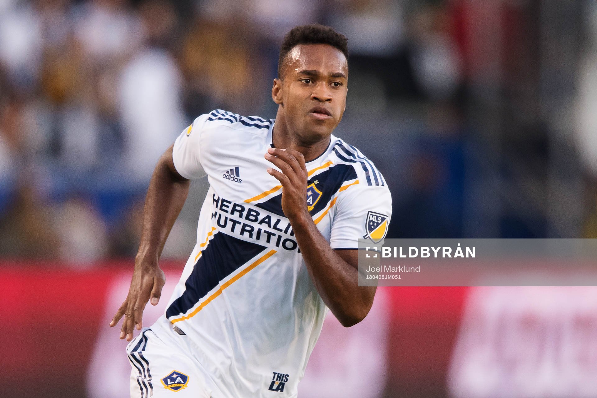 LA Galaxys Ola Kamara under fotbollsmatchen i MLS mellan LA Galaxy och Sporting Kansas City den 8 april 2018 i Los Angeles.