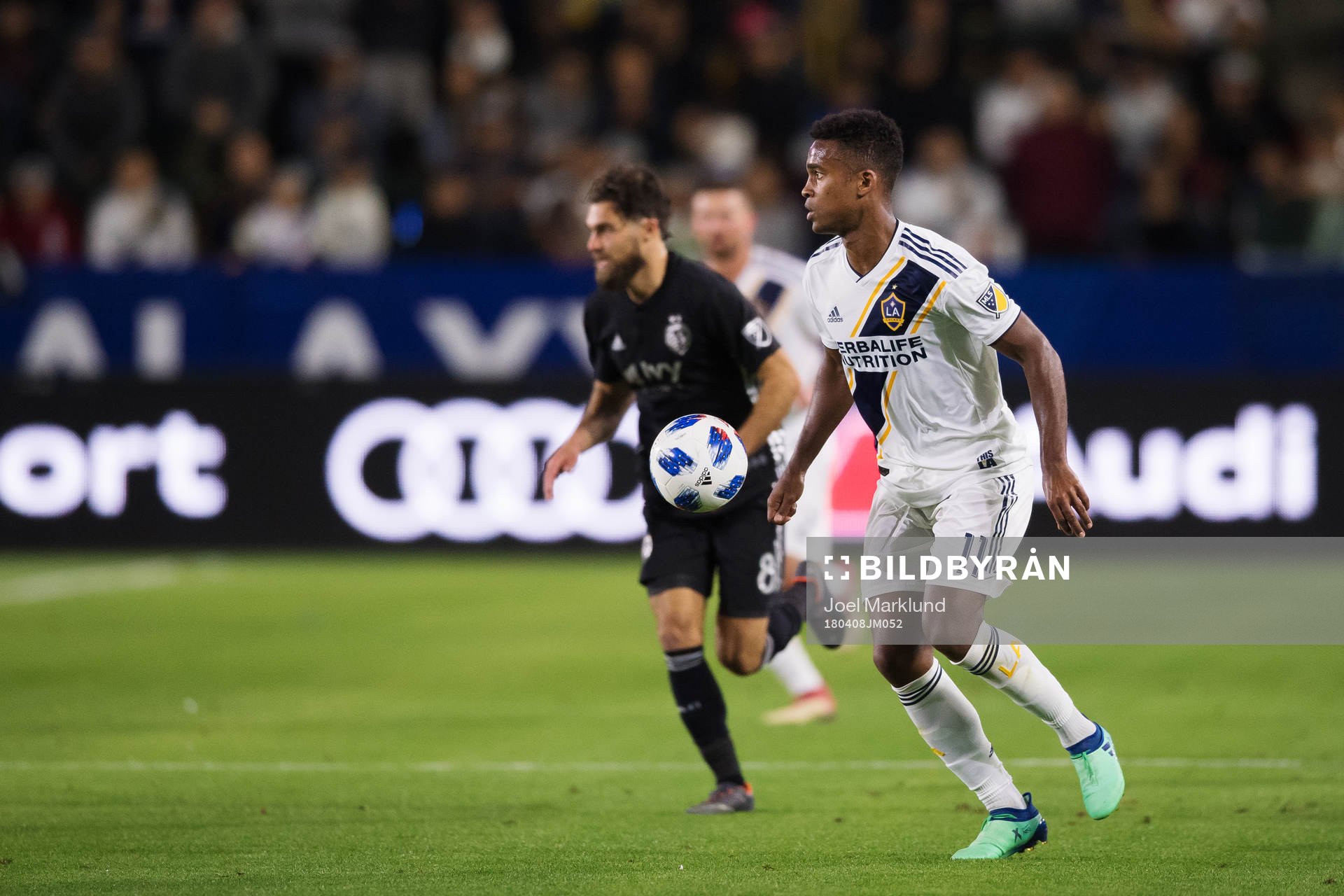 LA Galaxys Ola Kamara under fotbollsmatchen i MLS mellan LA Galaxy och Sporting Kansas City den 8 april 2018 i Los Angeles.