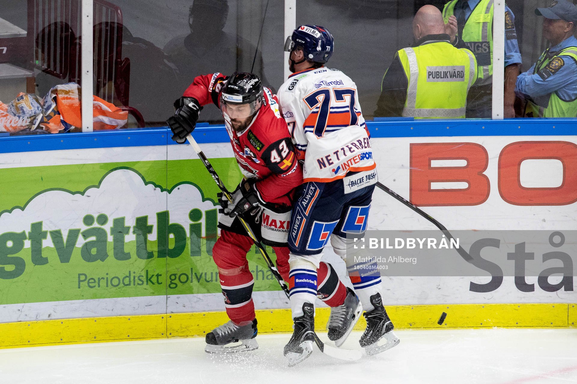Malmö Redhawks Niklas Arell och Växjös Pontus Netterberg