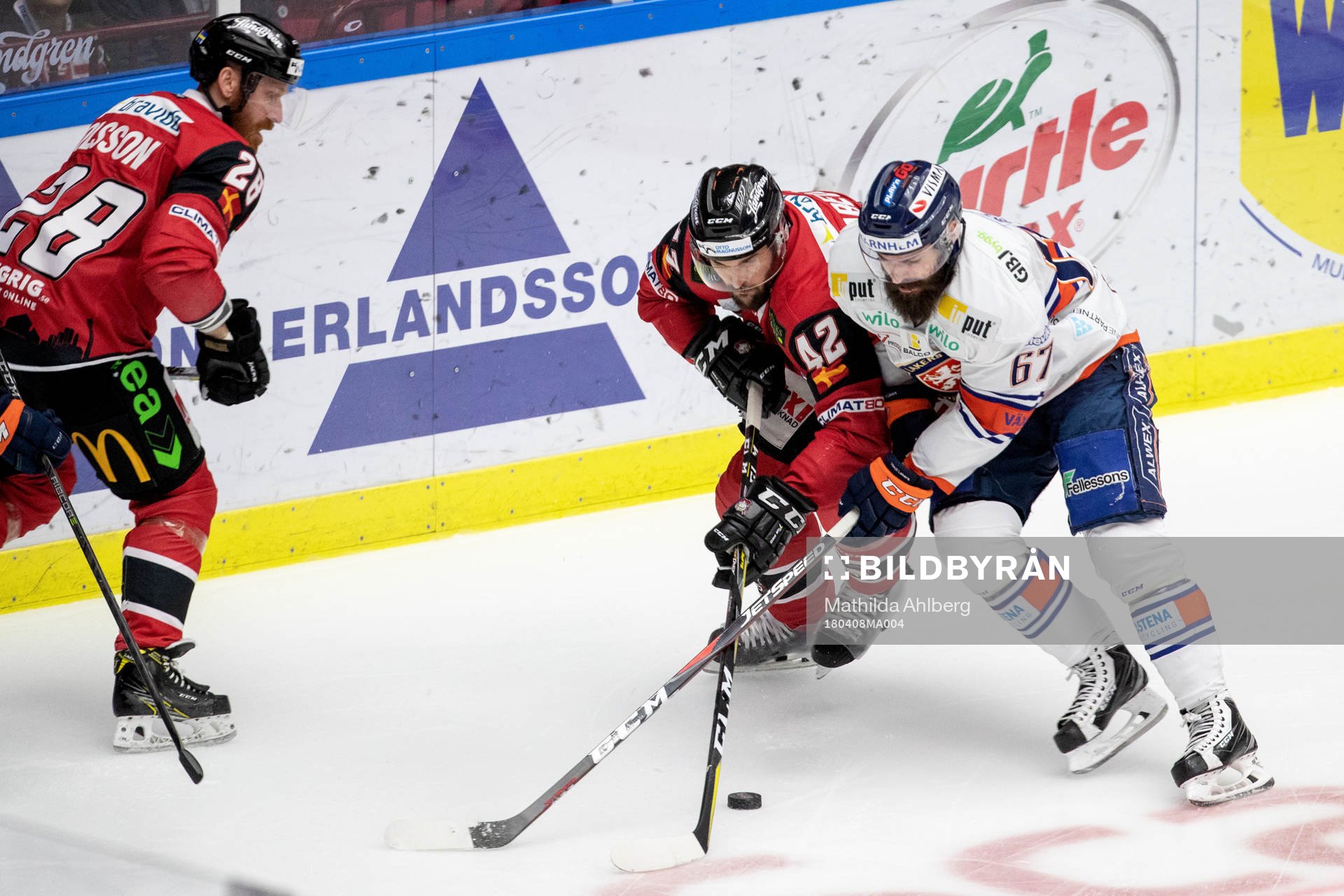 Malmö Redhawks Niklas Arell och Växjös Linus Fröberg