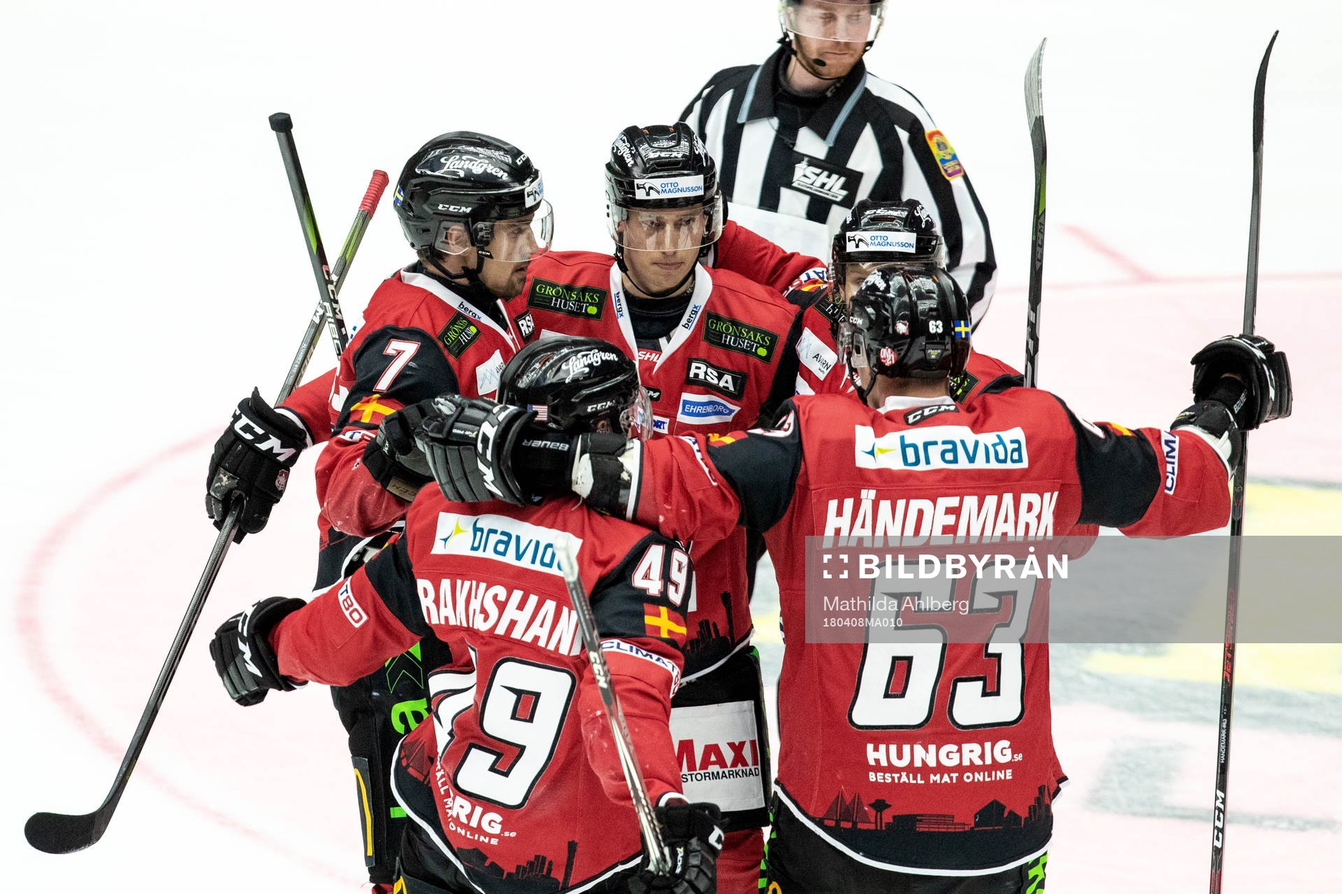 Malmö Redhawks Nils Andersson jublar med lagkamrater