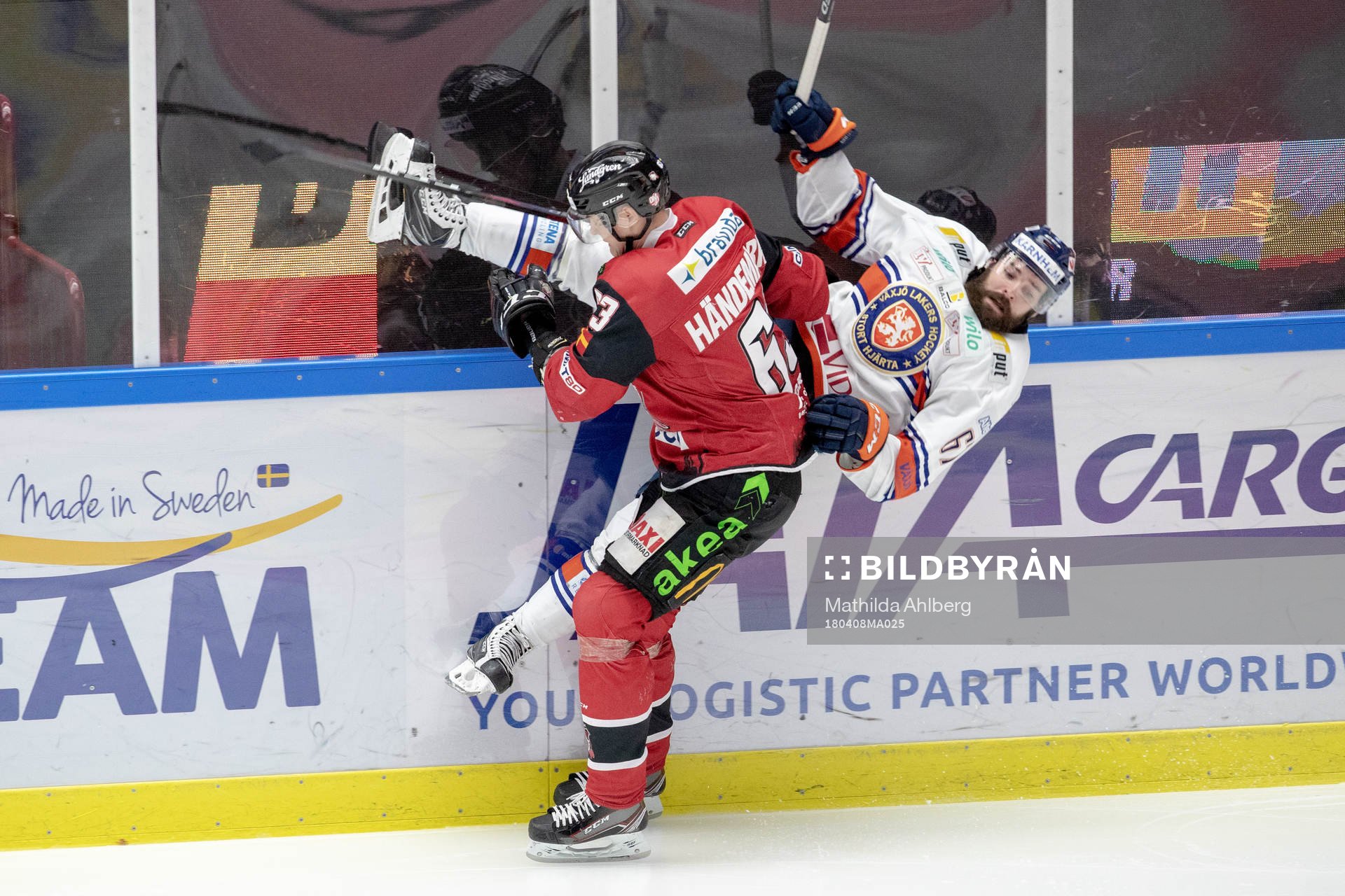 Malmö Redhawks Fredrik Händemark tacklar Växjös Linus