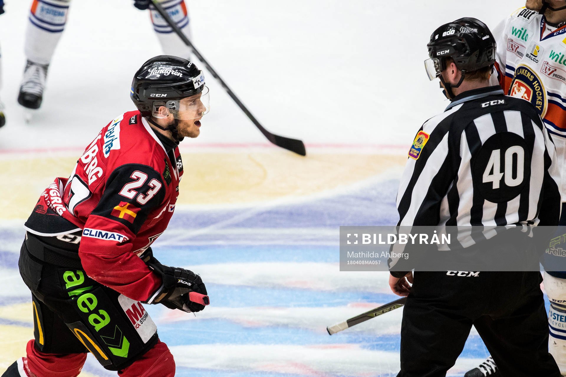 Malmö Redhawks Christoffer Forsberg i diskussion med domare
