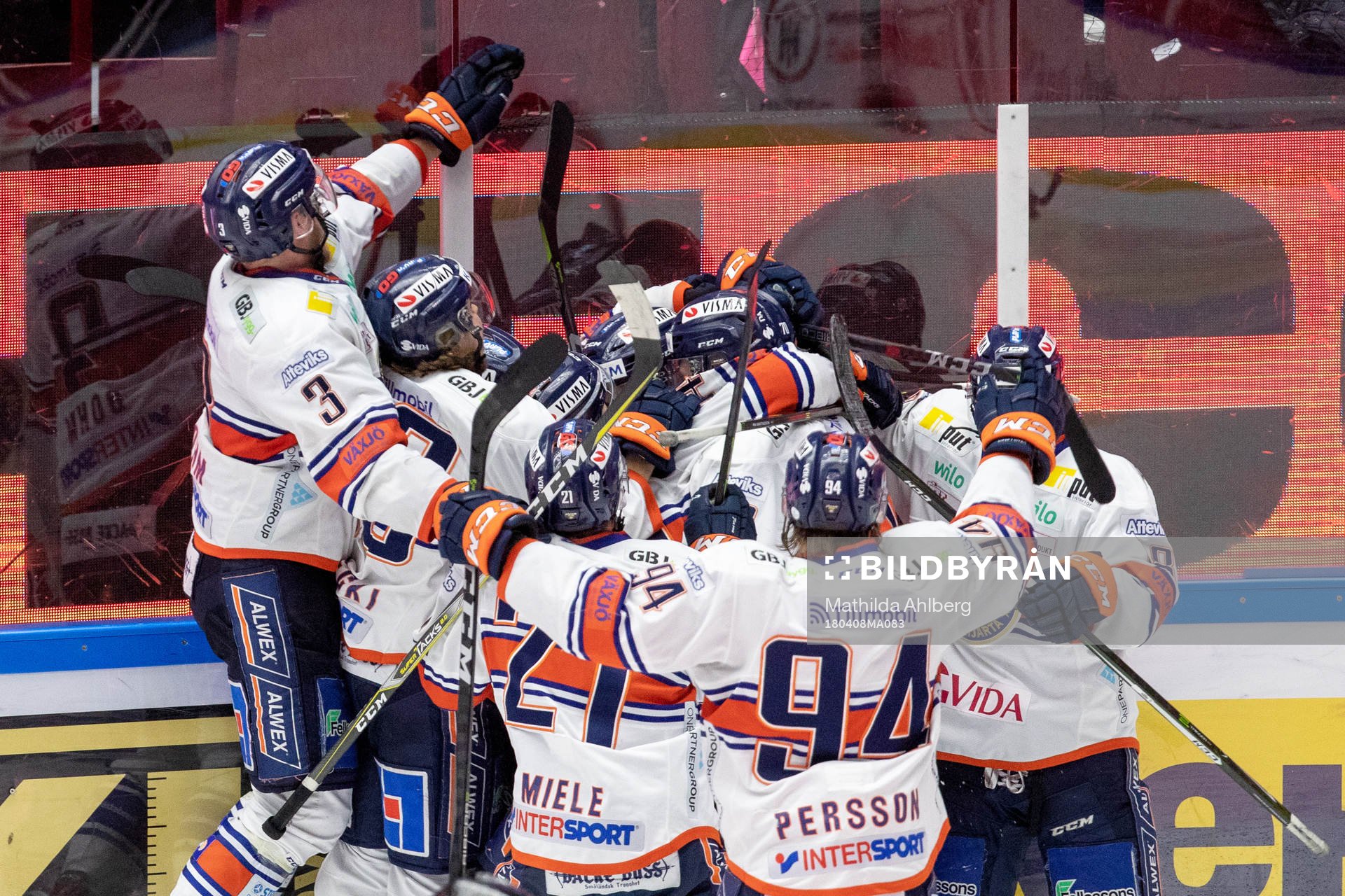 Växjös Elias Pettersson jublar med lagkamrater