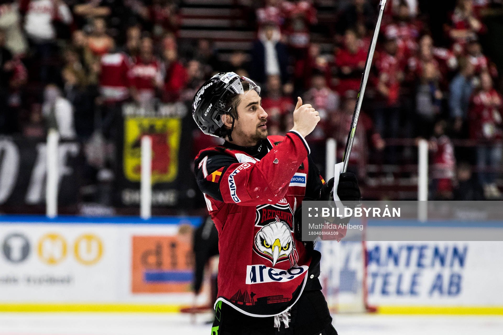 Malmö Redhawks Nils Andersson gör tummen upp