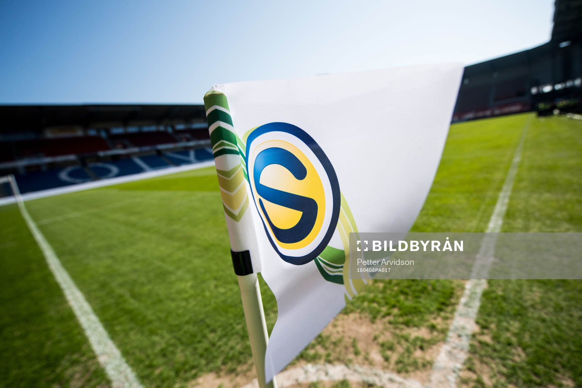 Hörnflaggan på Olympia med Superettans logga