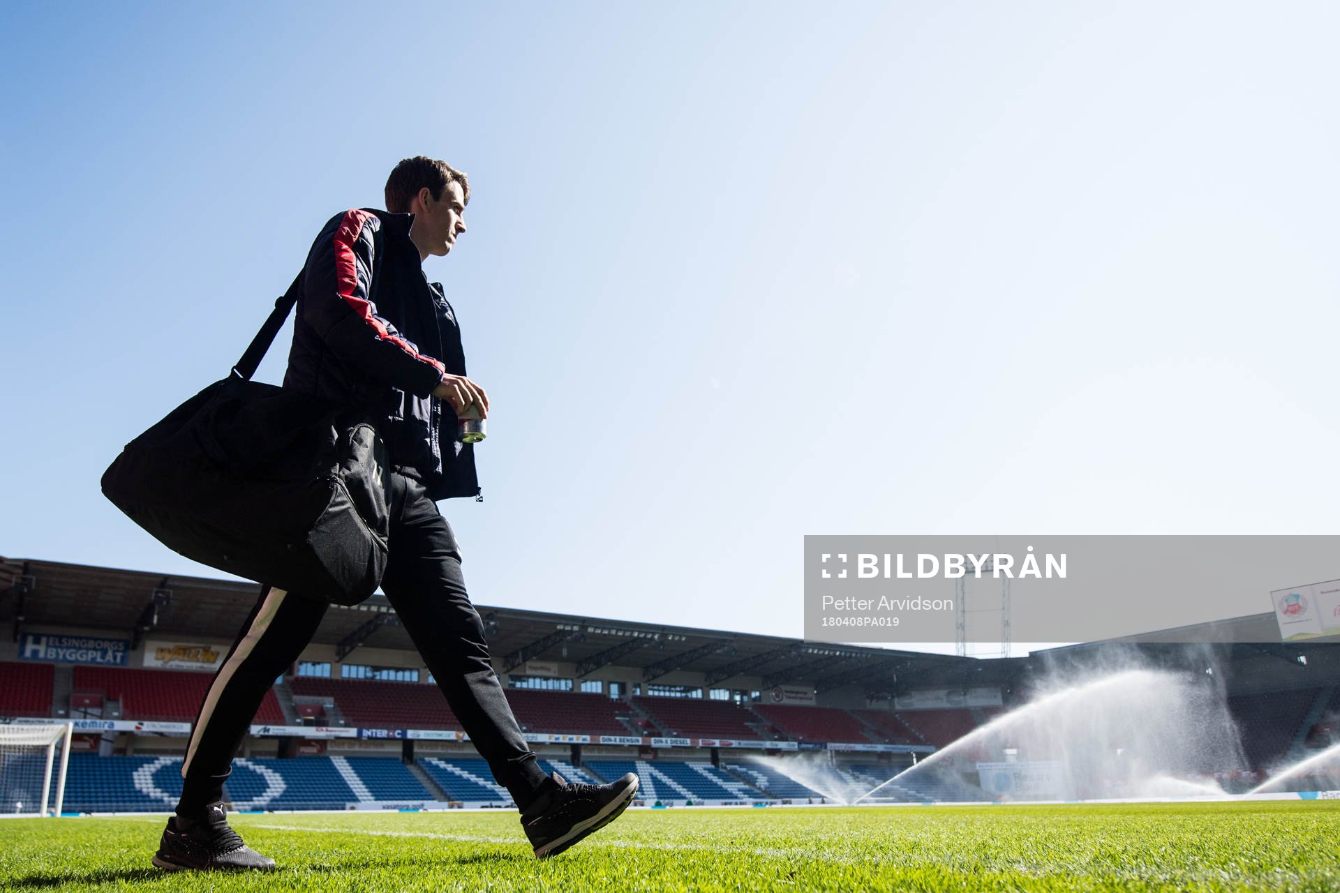 Helsingborgs Adam Eriksson anländer