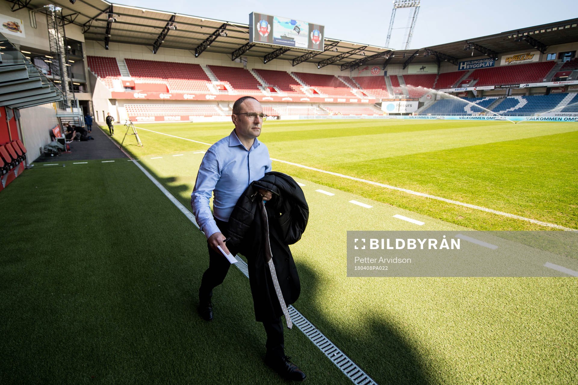 Helsingborgs tränare Per-Ola Ljung anländer