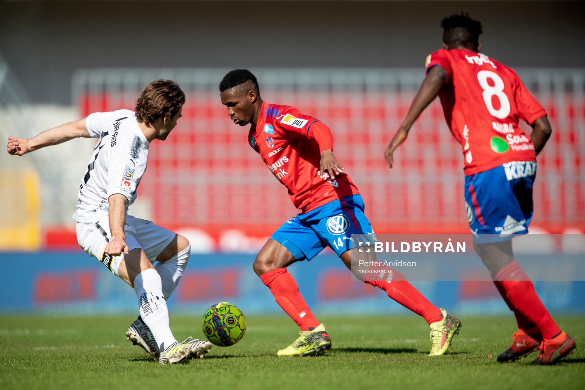 Helsingborgs Mohammed Abubakari och Östers Simon Helg