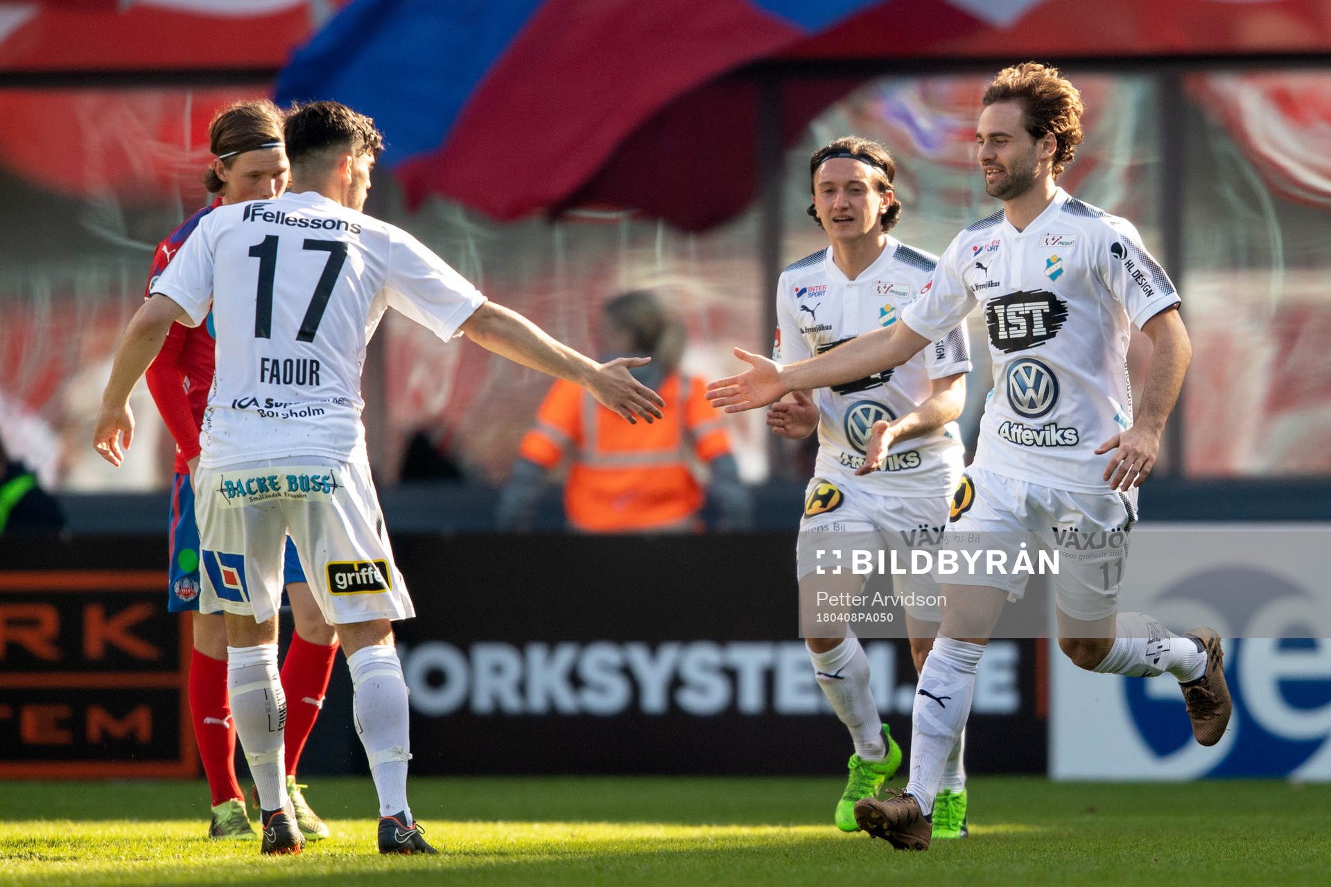 Östers Simon Helg jublar med lagkamrater efter 2-1 under fotbollsmatchen i Superettan mellan Helsingborg och Öster den 8 april 2018 i Helsingborg.