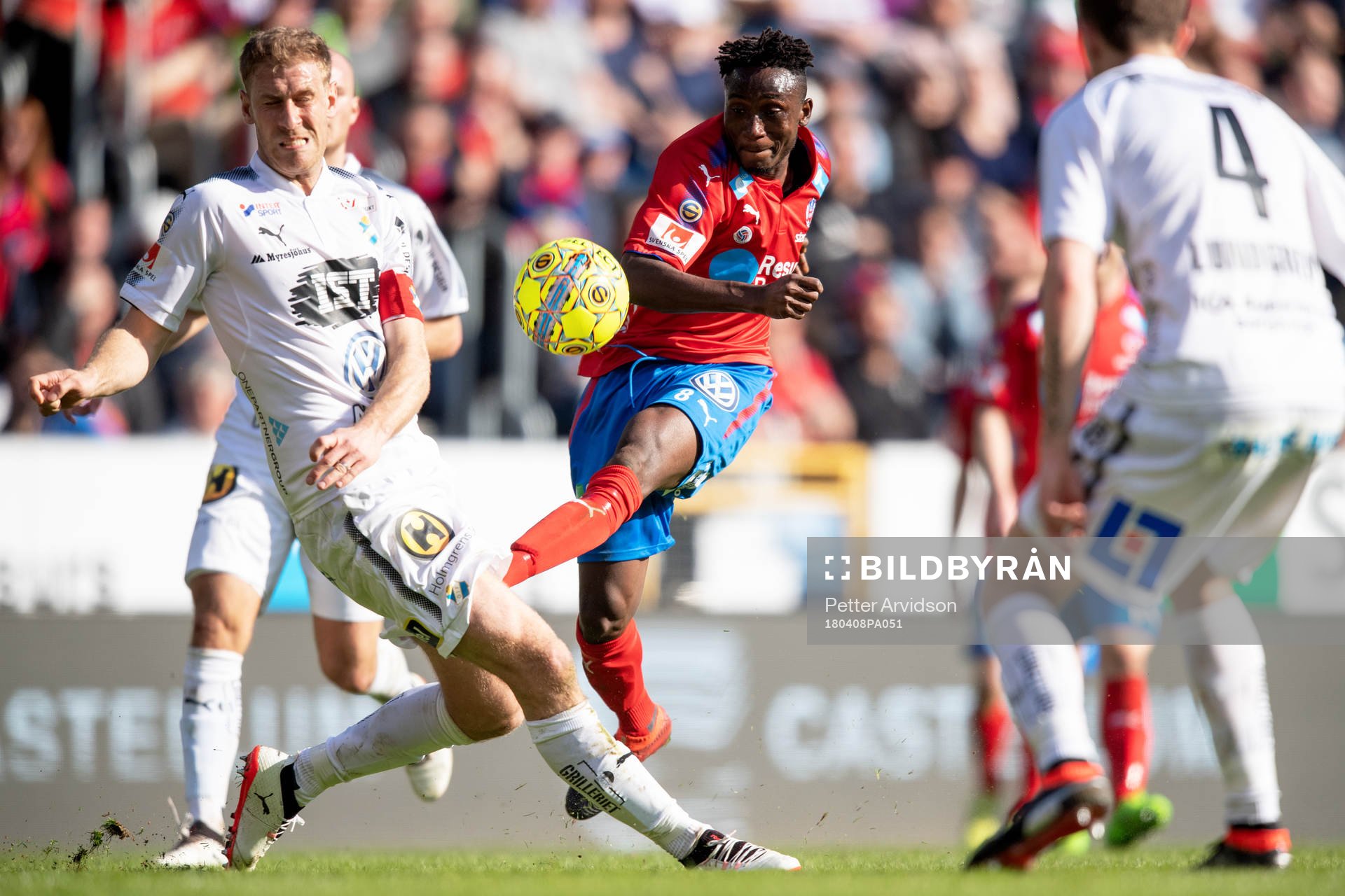 Helsingborgs Mamudo Moro och Östers Mario Vasilj