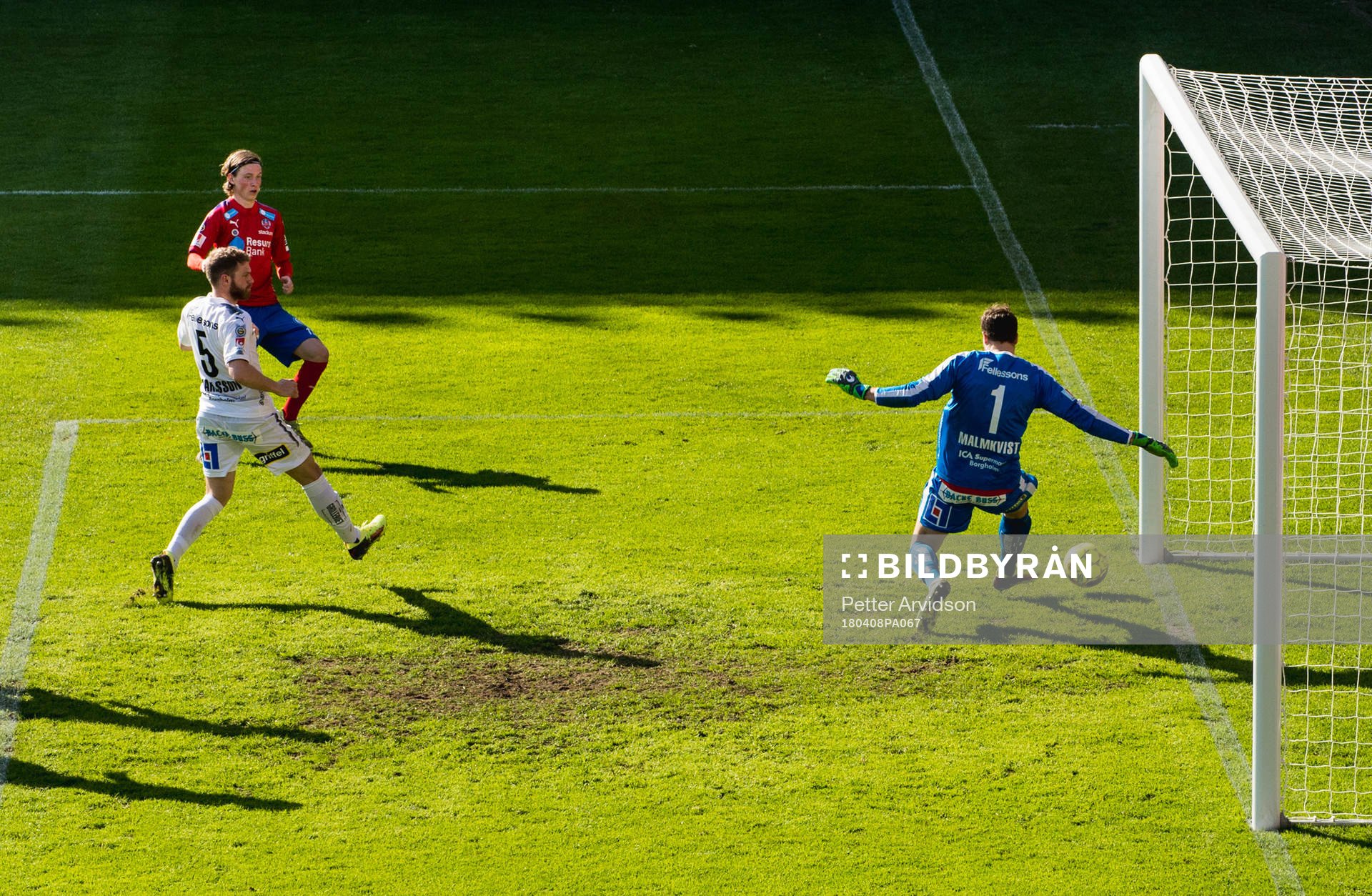 Helsingborgs Max Svensson gör 2-0 förbi Östers Stefan