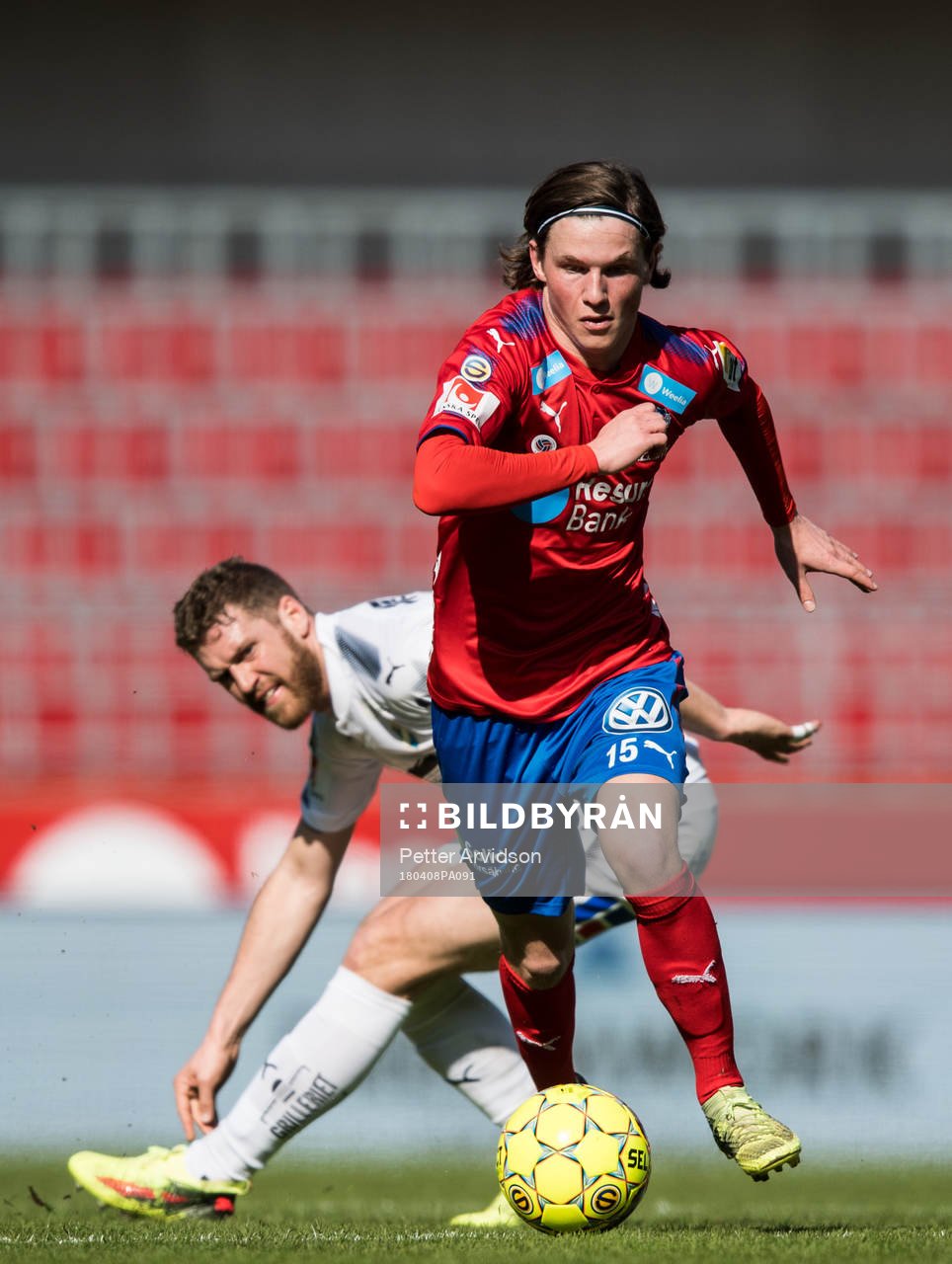Helsingborgs Max Svensson tar sig förbi Östers Stefan