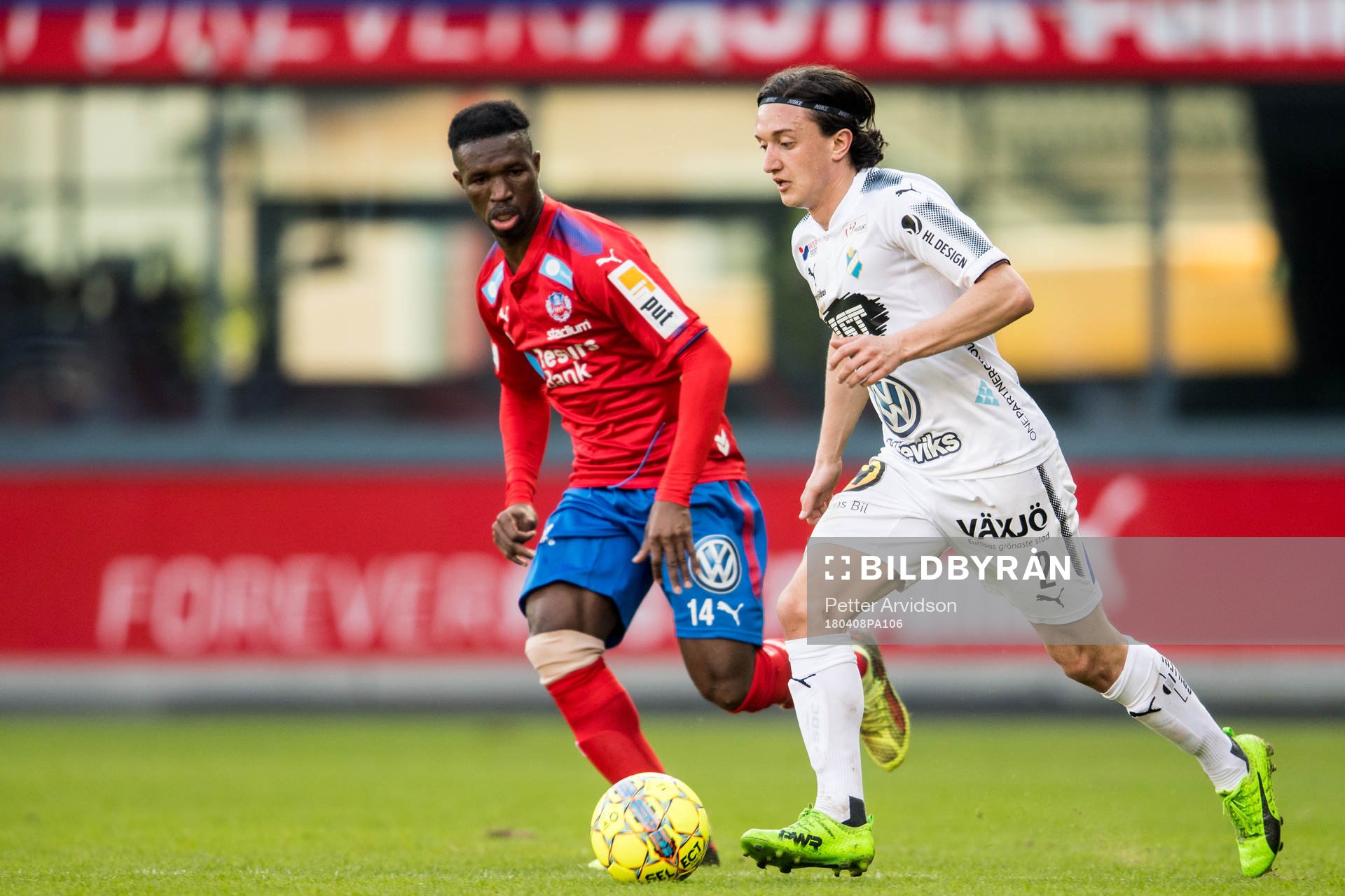 Östers Mattias Pavic och Helsingborgs Mohammed Abubakari