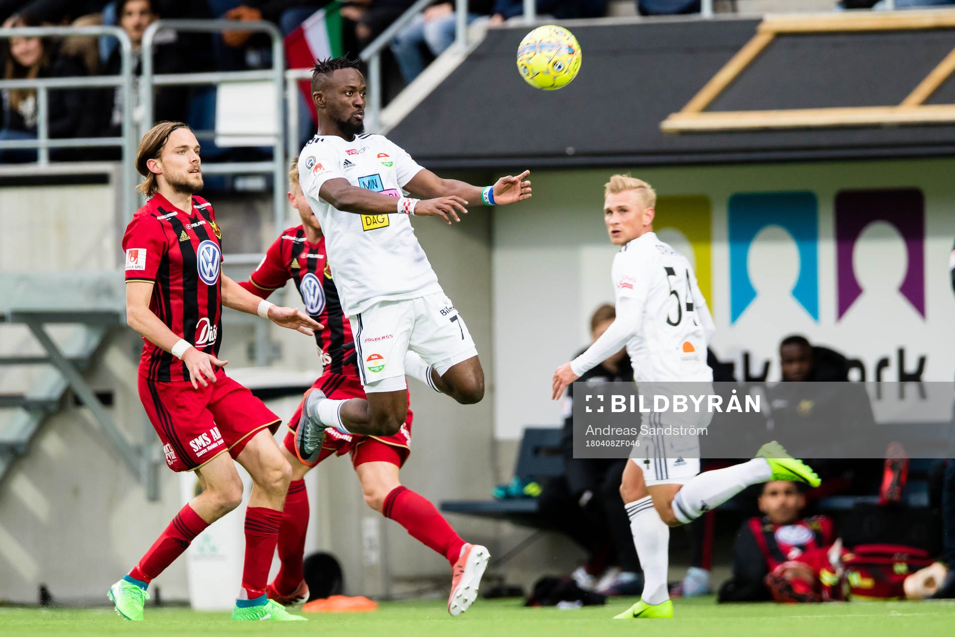 Dalkurds Mohamed Buya Turay tar ner en boll under fotbollsmatchen i Allsvenskan mellan Dalkurd och Östersund den 8 April 2018 i Stockholm.