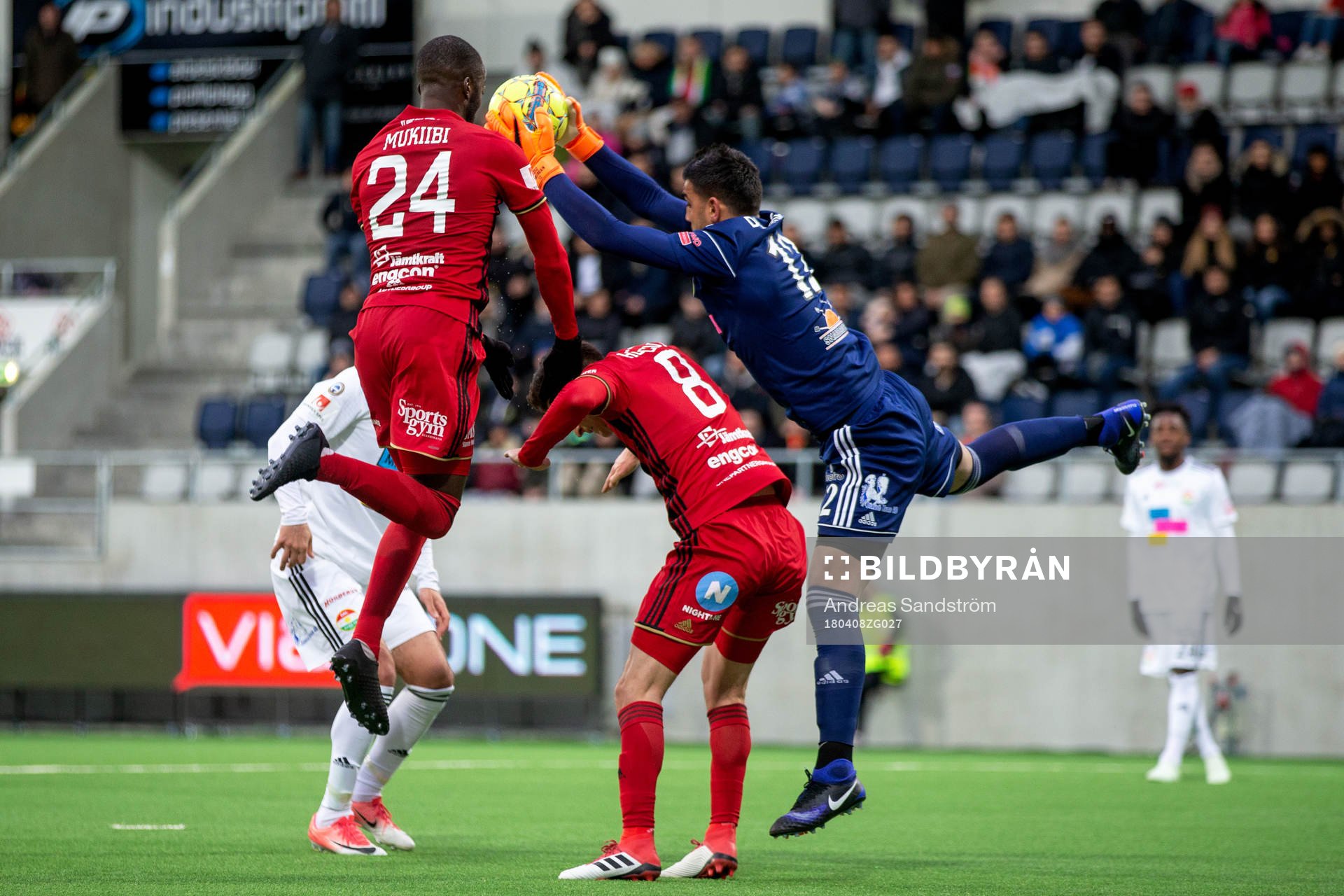 Dalkurds målvakt Abdulaziz Demircan fångar in en hörna