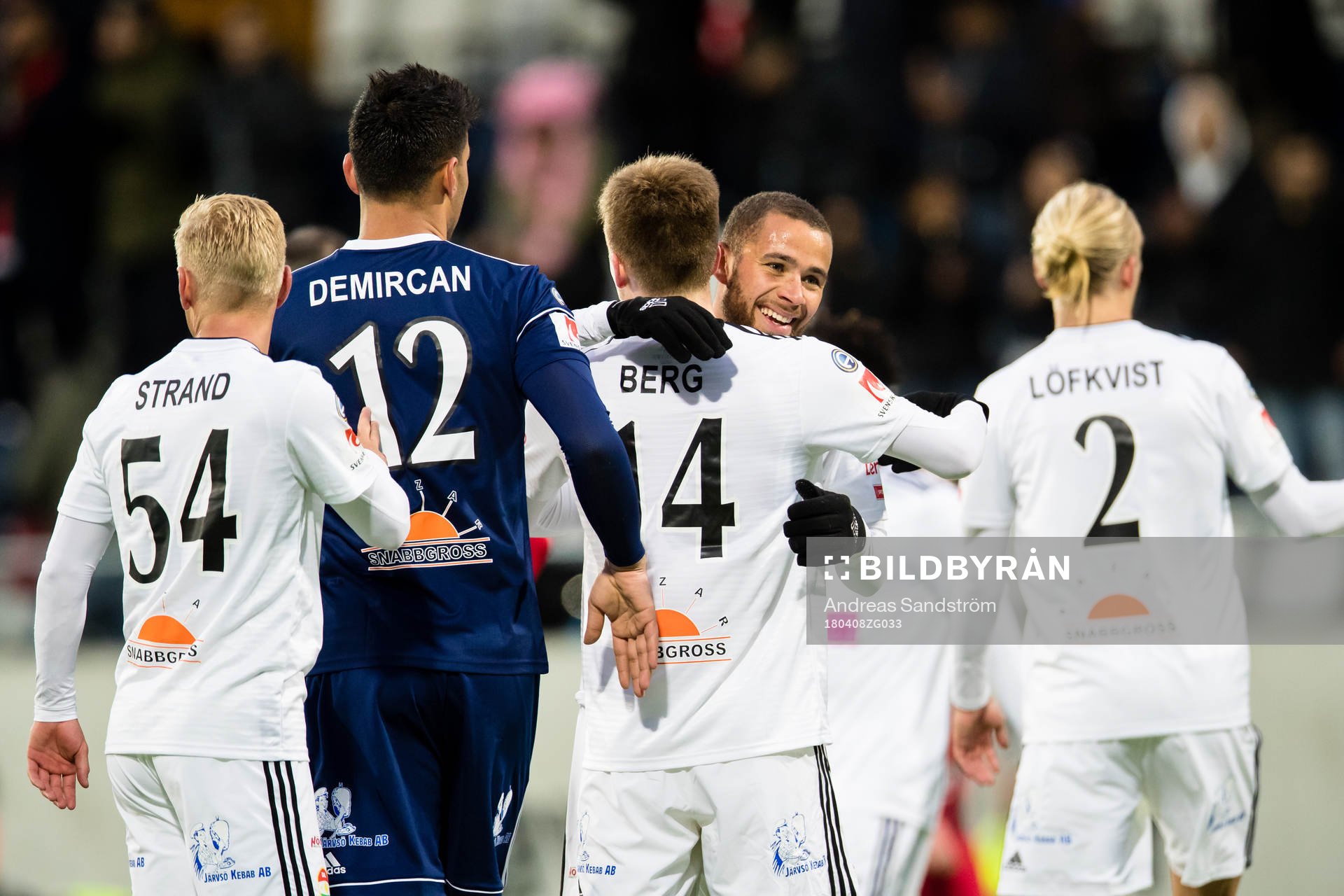 Dalkurds Malkolm Moenza omfamnar Oliver Berg