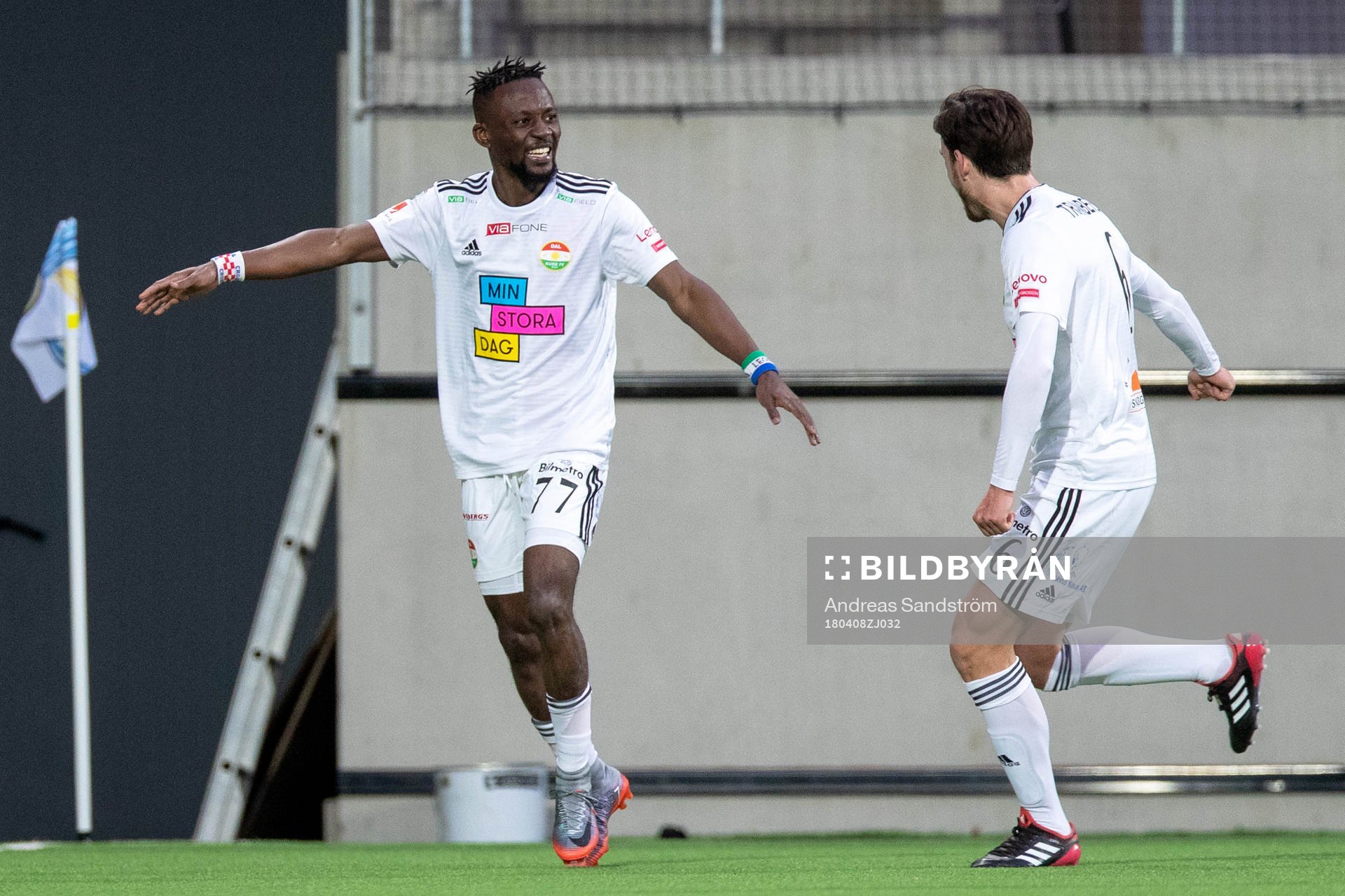Dalkurds Mohamed Buya Turay jublar med Robin Tranberg