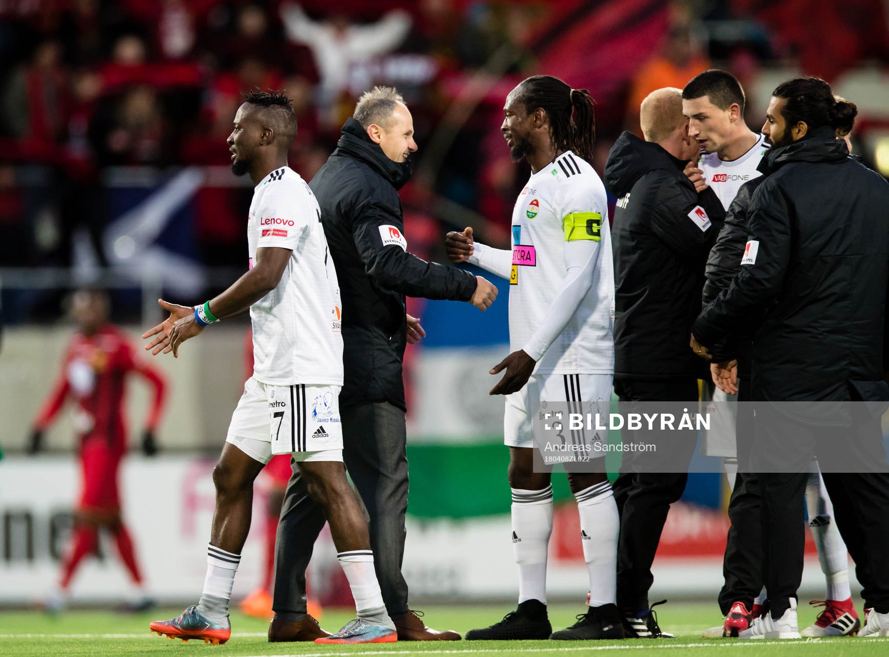 Dalkurds tränare Azrudin Valentic gratulerar Kebba Ceesay