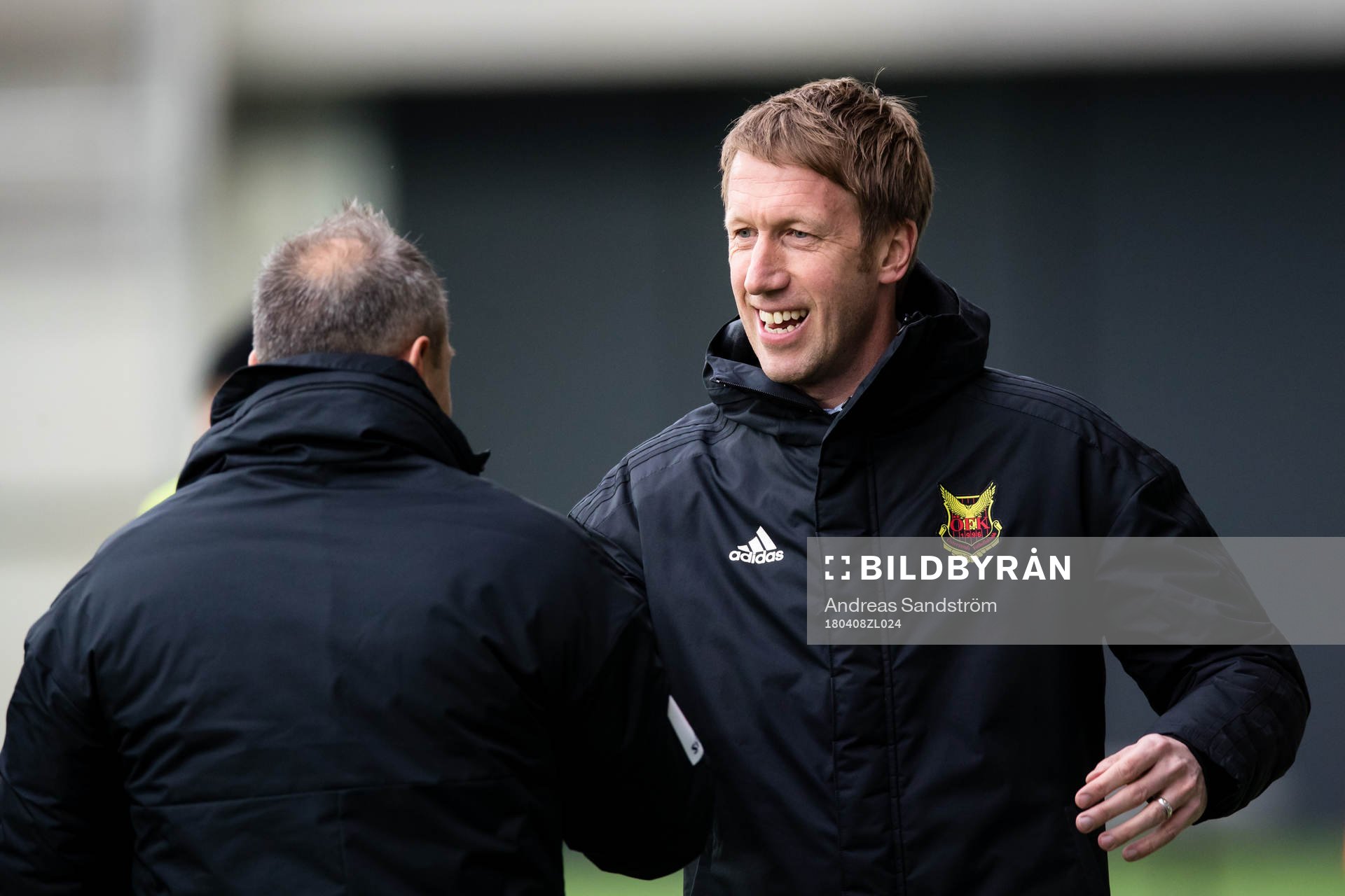 Östersunds tränare Graham Potter omfamnar Dalkurds
