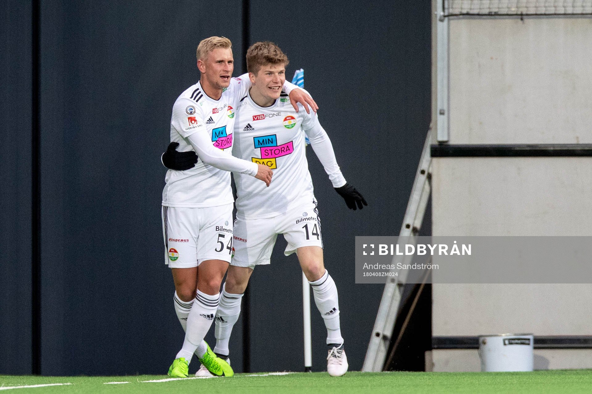 Dalkurds Oliver Berg jublar Simon Strand