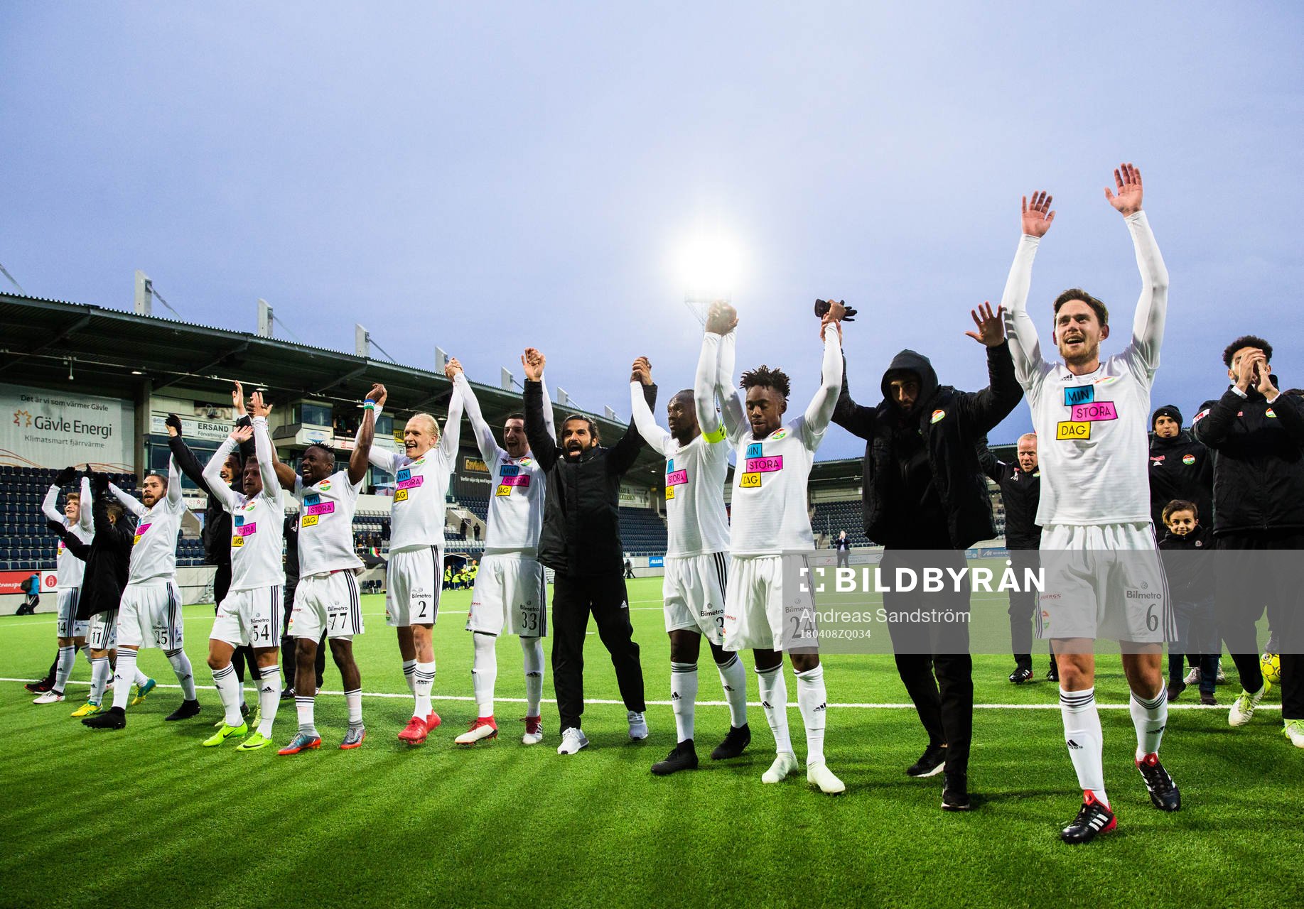 Dalkurds spelare jublar med supportrar
