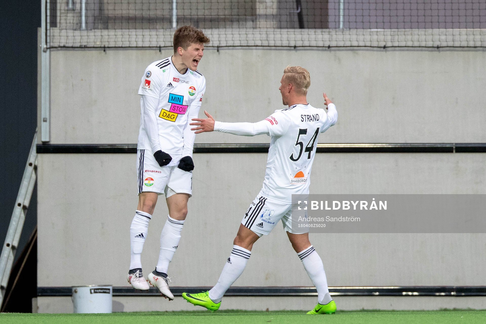 Dalkurds Oliver Berg jublar Simon Strand efter 2-0 under fotbollsmatchen i Allsvenskan mellan Dalkurd och Östersund den 8 april 2018 i Stockholm.