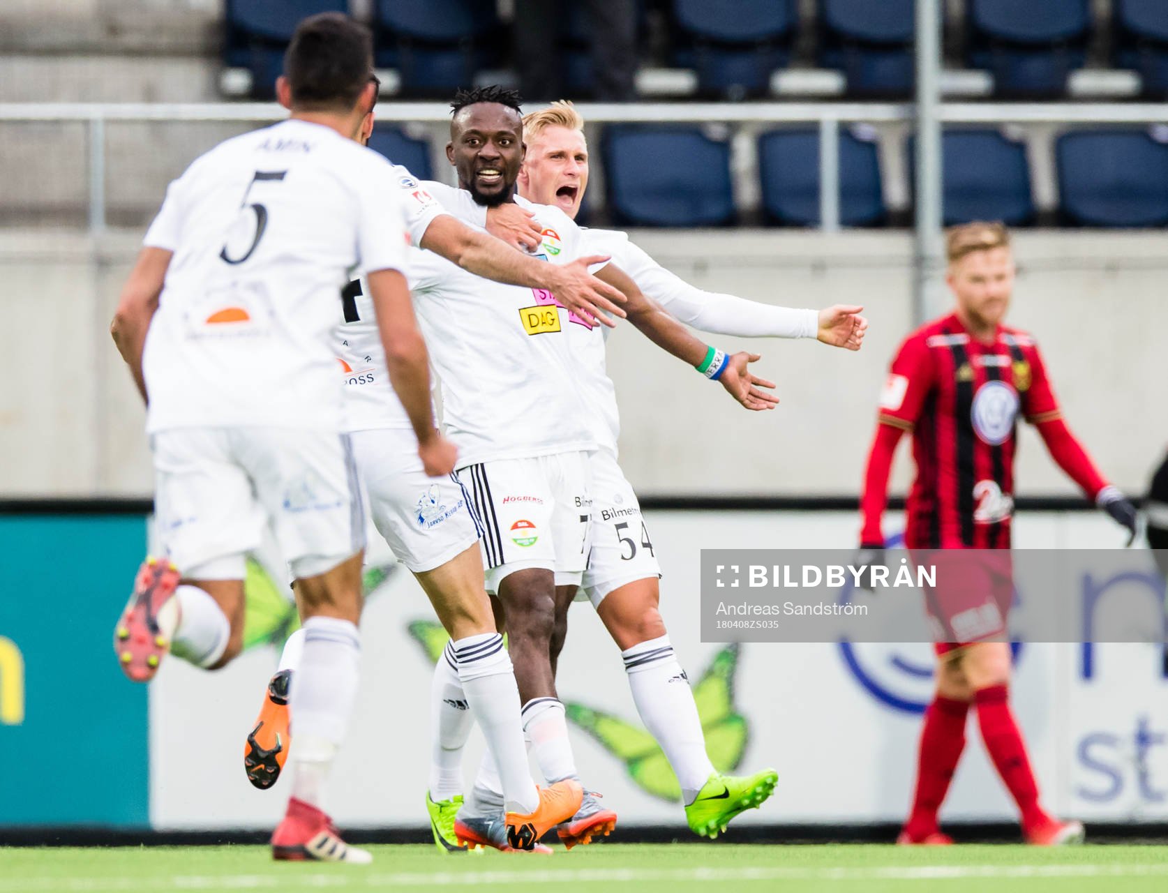 Dalkurds Mohamed Buya Turay (m) jublar efter 1-0 och omfamnas av Simon Strand (h) under fotbollsmatchen i Allsvenskan mellan Dalkurd och Östersund den 8 April 2018 i Stockholm.