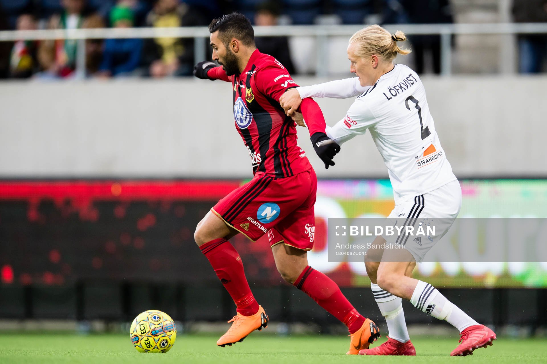 Östersunds Saman Ghoddos i kamp om bollen med Dalkurds