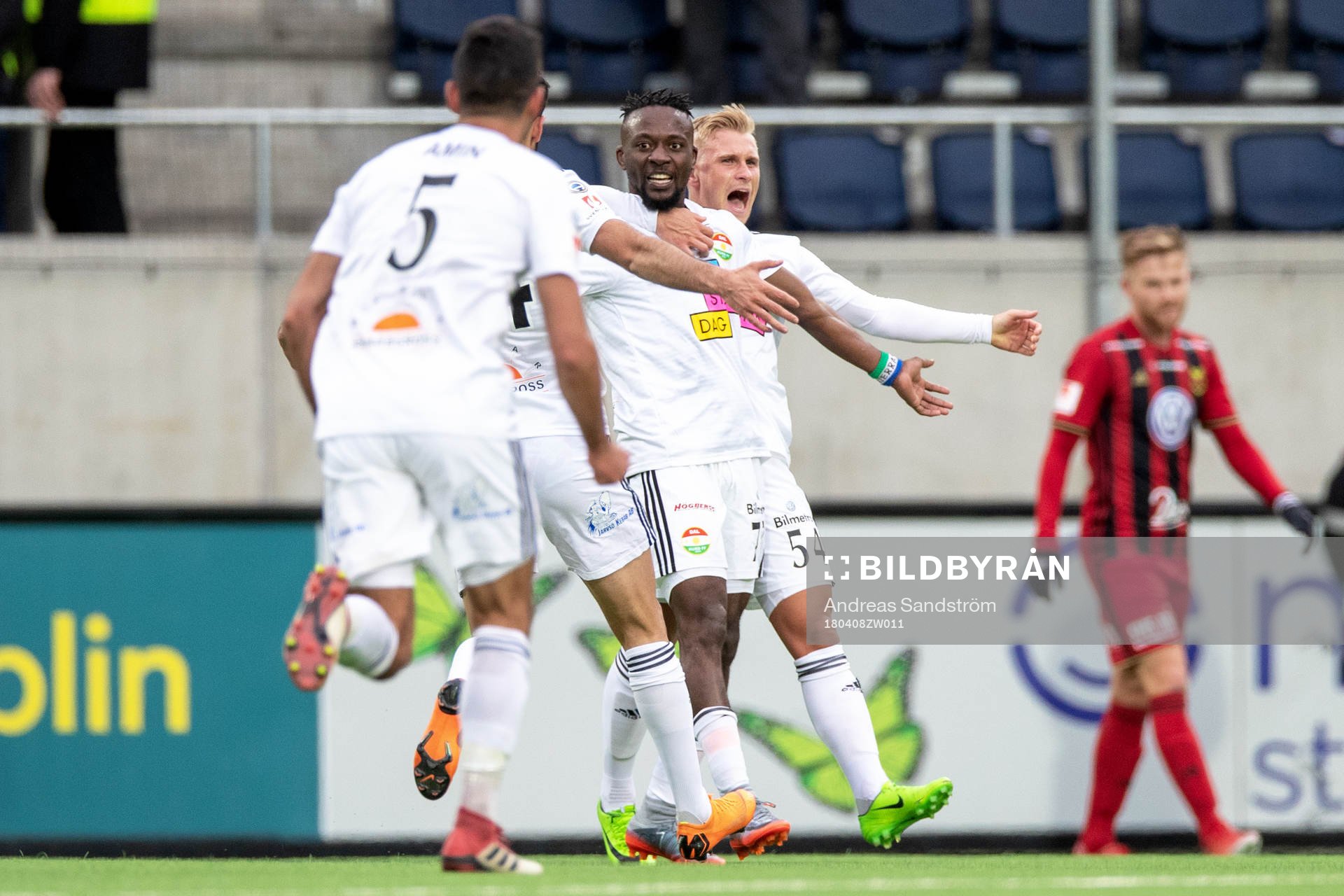 Dalkurds Mohamed Buya Turay jublar med lagkamrater efter 1-0 under fotbollsmatchen i Allsvenskan mellan Dalkurd och Östersund den 8 april 2018 i Stockholm.
