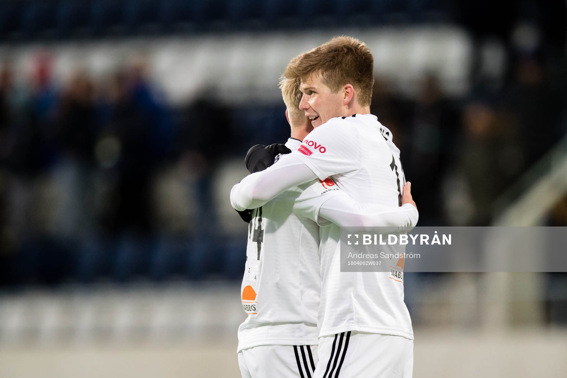 Dalkurds Oliver Berg omfamnar Simon Strand i segern med 3-0