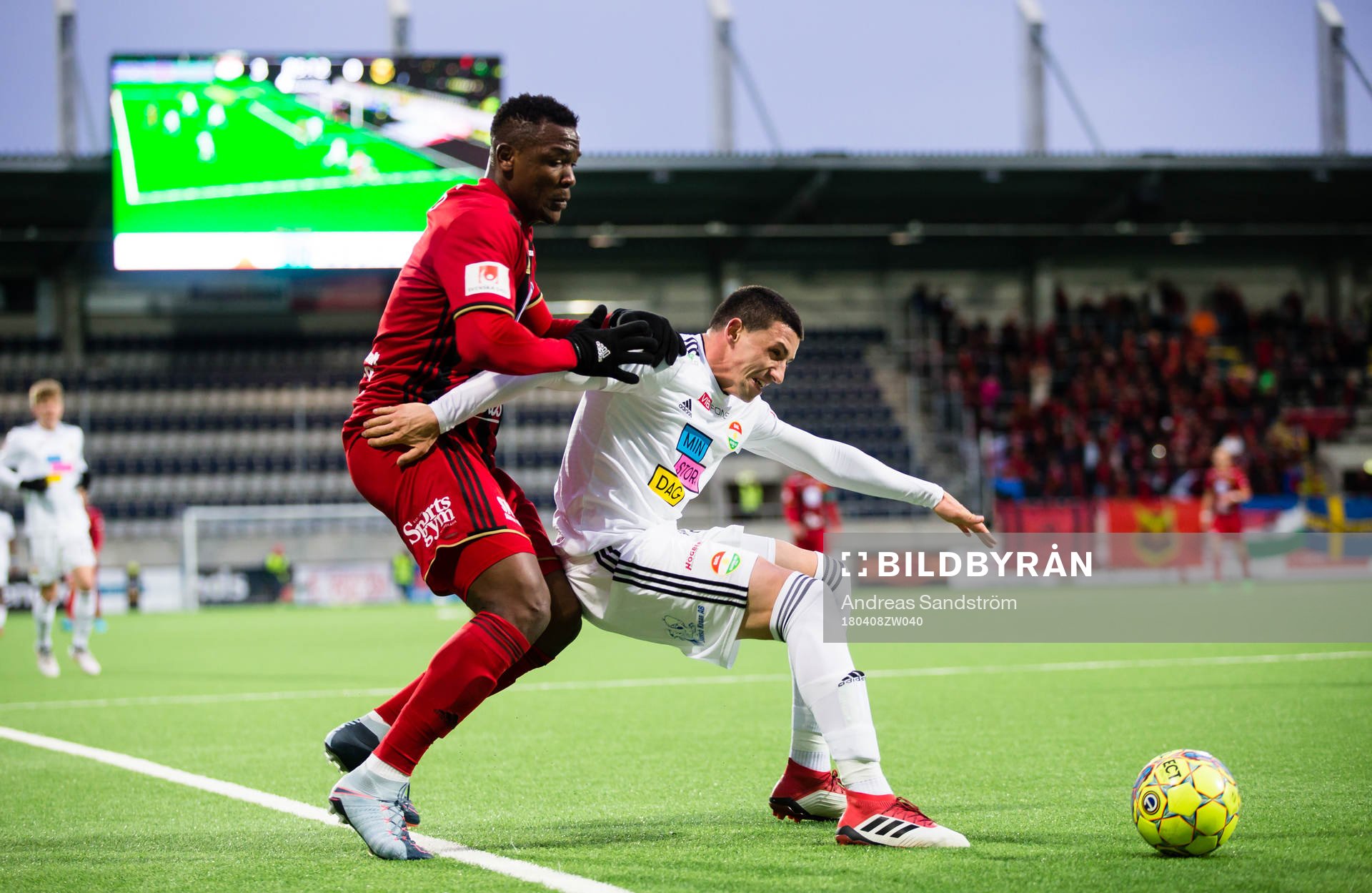 Dalkurds Irfan Jasarevic i kamp om bollen med Östersunds