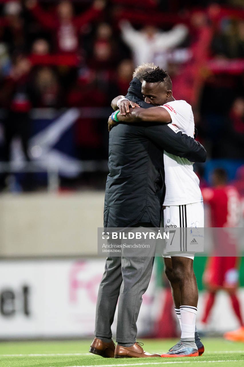 Dalkurds Mohamed Buya Turay omfamnar Dalkurds tränare Azrudin Valentic efter fotbollsmatchen i Allsvenskan mellan Dalkurd och Östersund den 8 April 2018 i Stockholm.