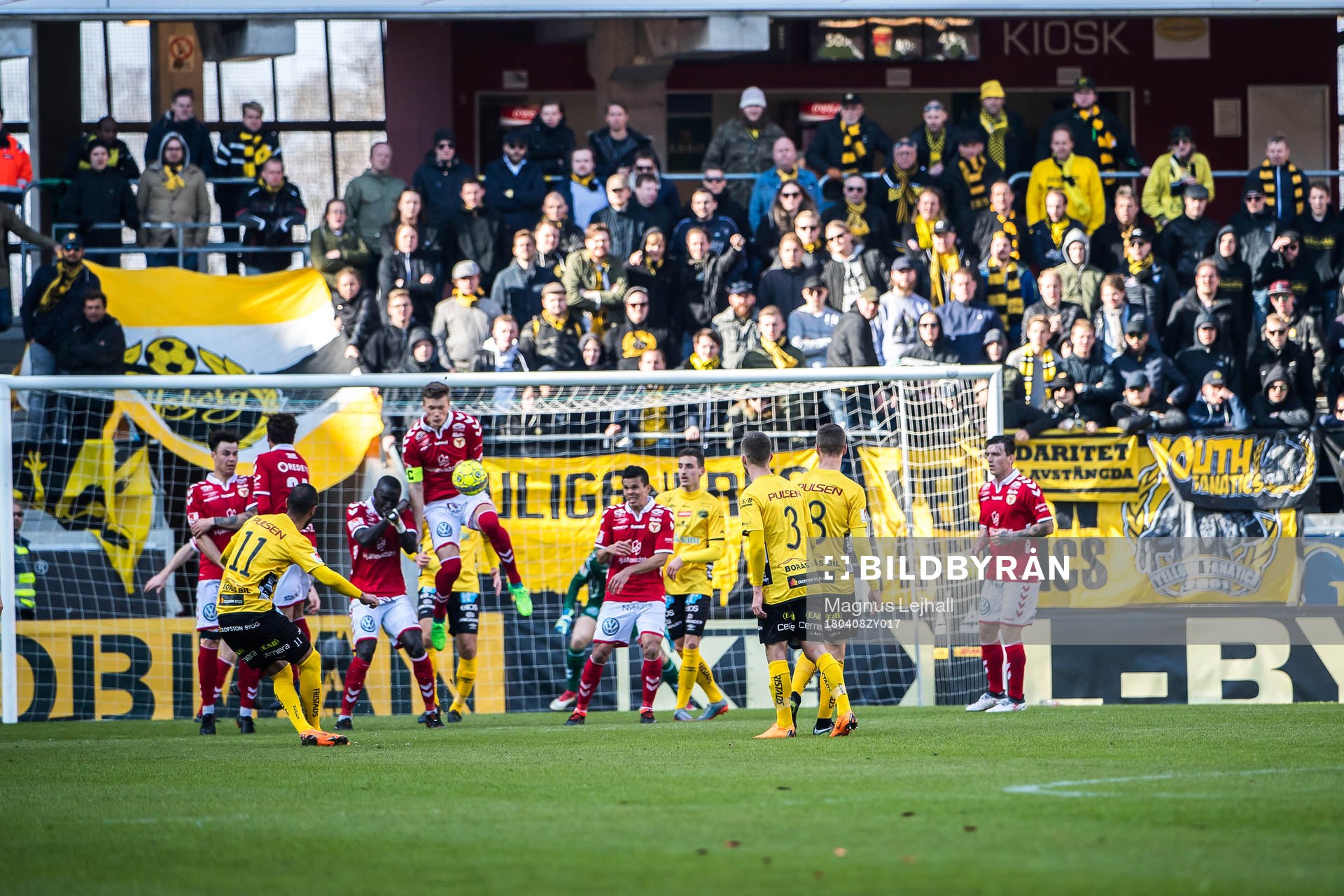 Elfsborgs Issam Jebali slår frispark mot Kalmars mål