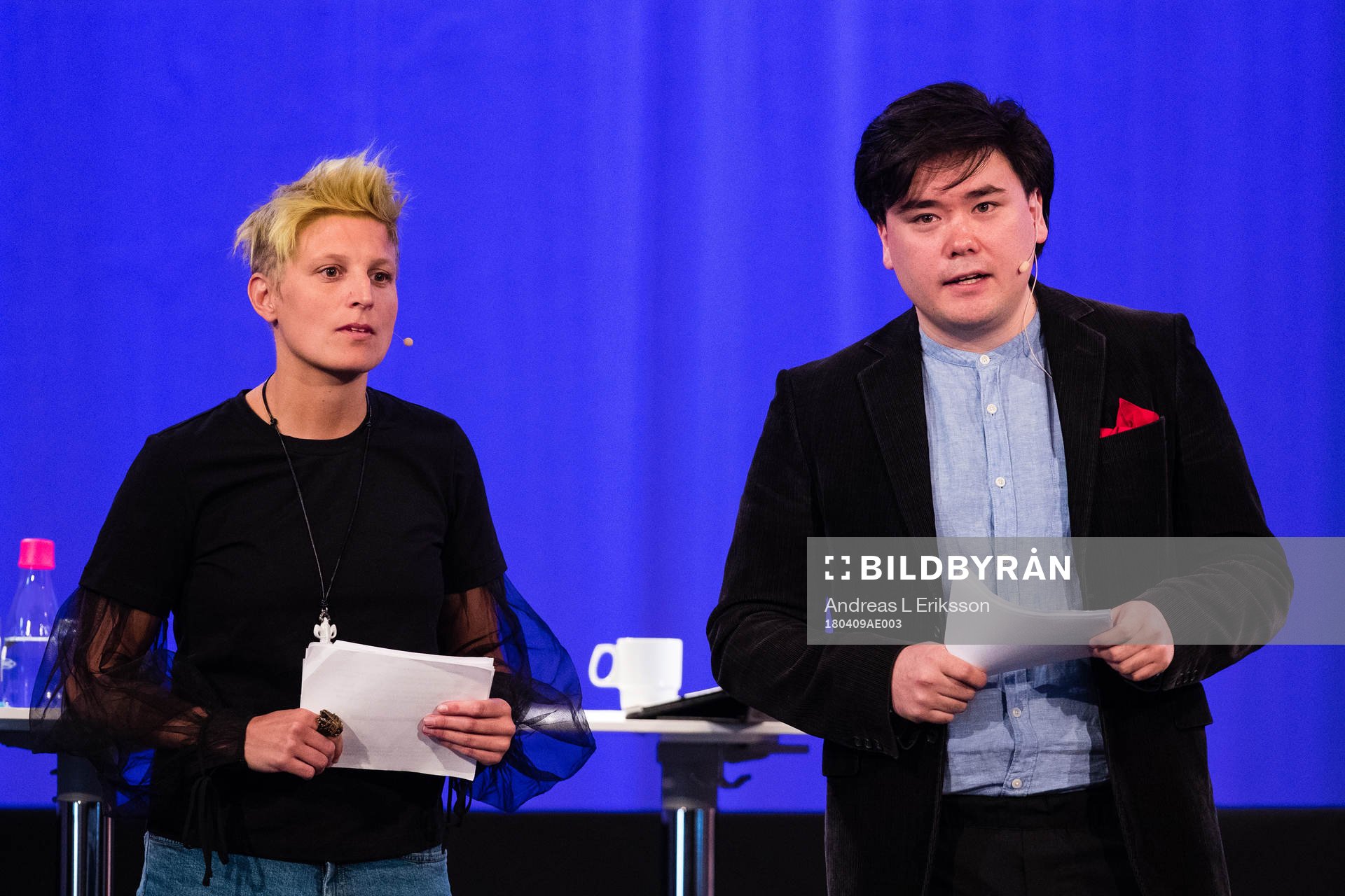 Expertkommentator Lisa Ek och konferencier Marcus Bühlund