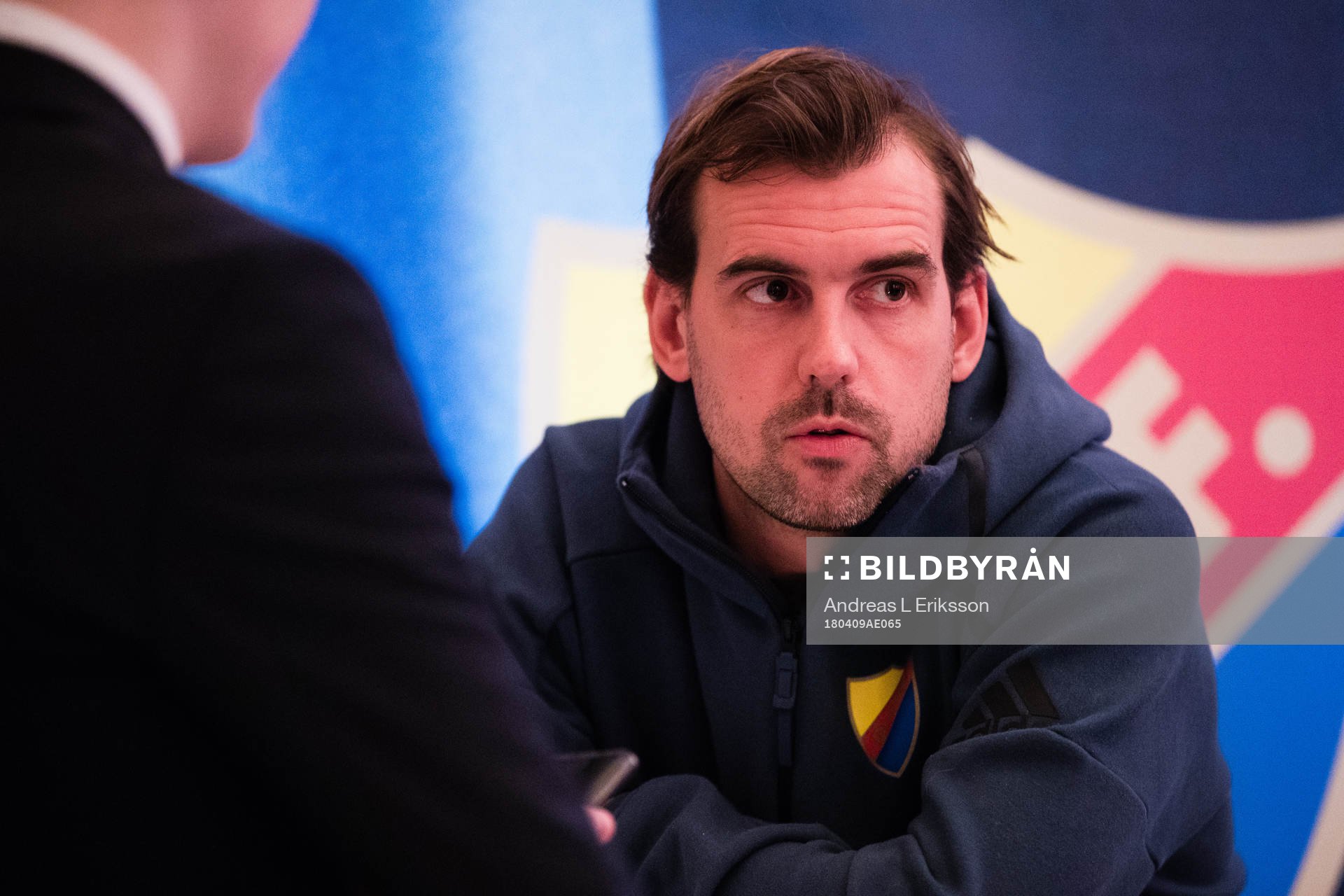 Joel Riddez, tränare Djurgården, intervjuas av media under upptaktsträffen för Damallsvenskan i fotboll den 9 april 2018 i Stockholm.