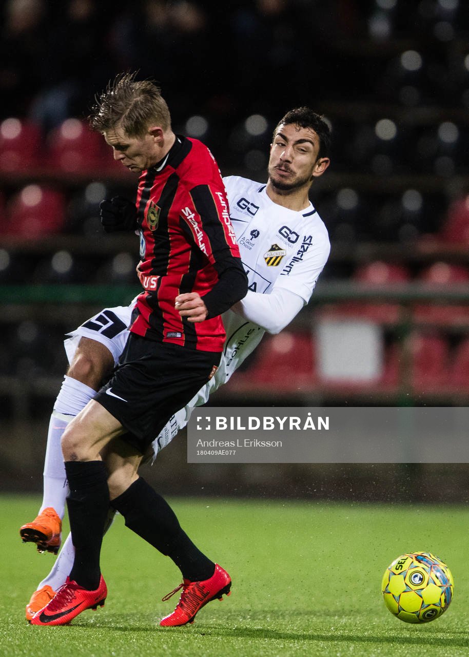 Brommapojkarnas Fritiof Björkén stoppar Häckens Daleho