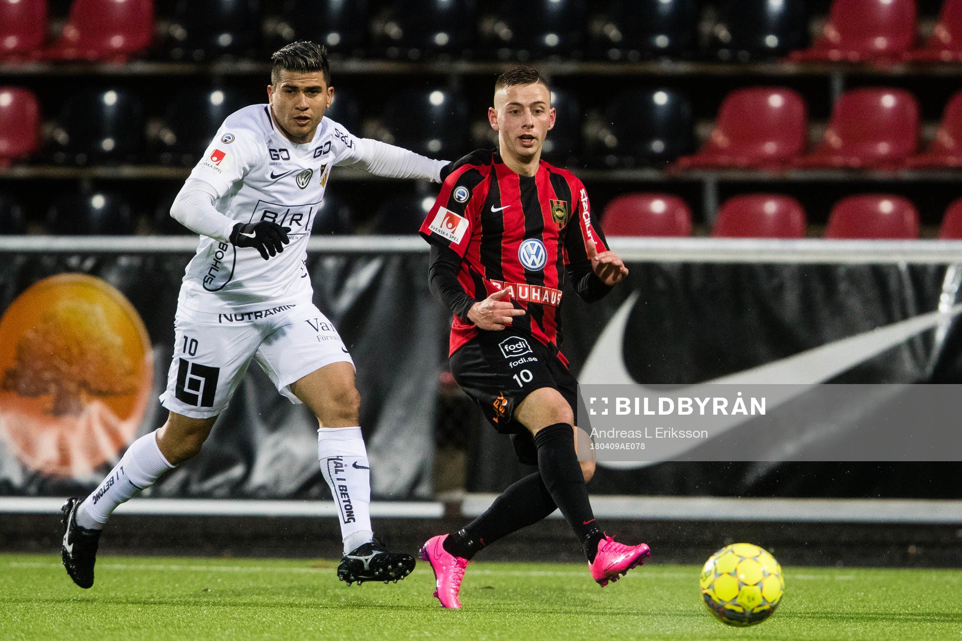 Häckens Paulinho och Brommapojkarnas Petar Petrovic
