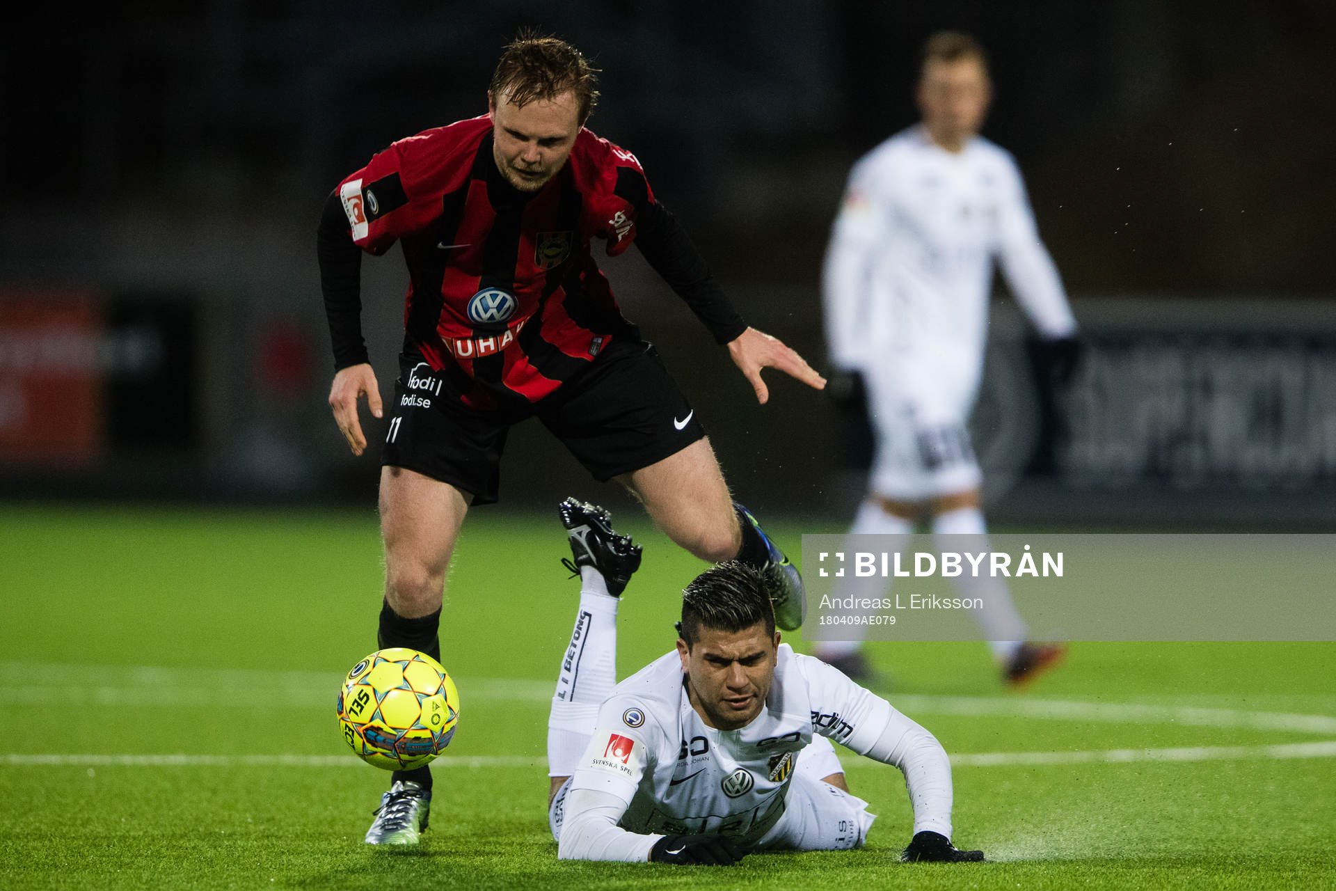 Brommapojkarnas Tim Söderström i kamp om bollen med